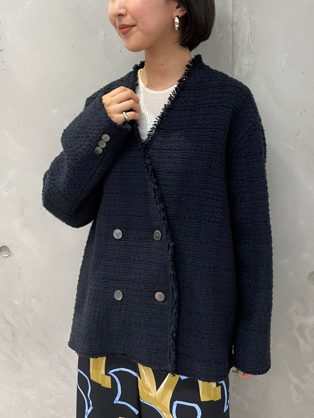 ブラック系のその他パンツ、ブラック系のサンダル、ブラック系のショルダーバッグを着用したレディースの夏コーディネートの2枚目の写真