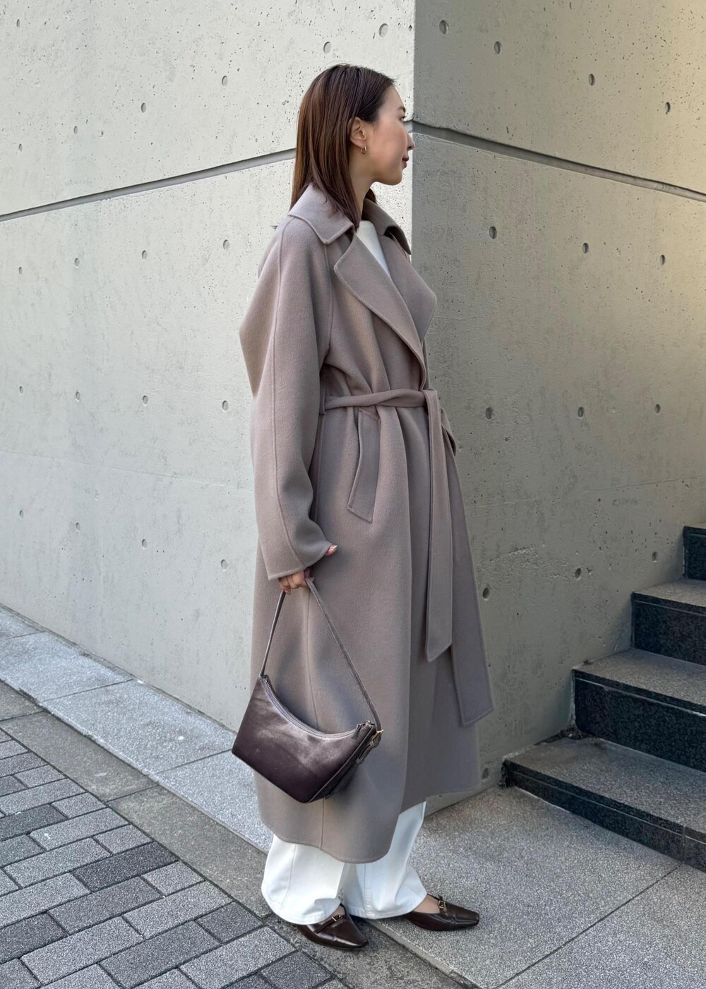 「初春コーデ、初冬コーデ、冬コーデ、デートコーデ、お出かけコーデ、旅行コーデ、女子会コーデ、大人カジュアル、パンツスタイル、体型カバー、シンプルコーデ、ROPÉ、ウェーブ、ブルべ冬、乾燥」｜「ROPE'のBridget Shoes（ブリジットシューズ）（パンプス、ブラウン系）」を使った、MOEさん（レディース・163cm）の冬コーディネートの2枚目の写真