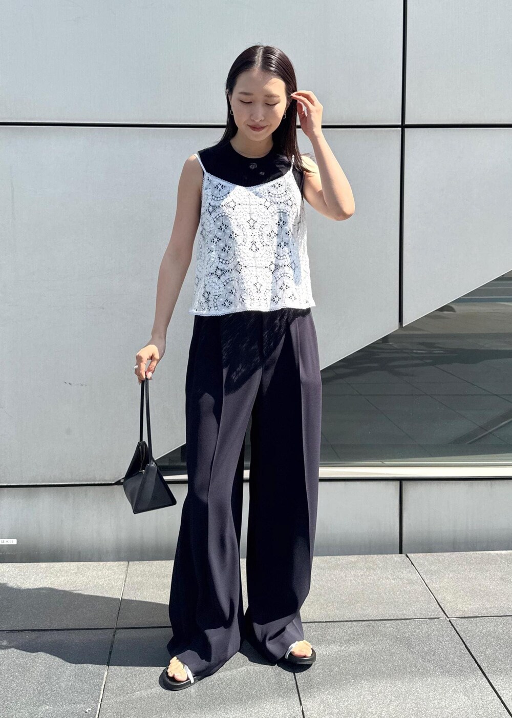 シルバー系のサンダル、ホワイト系のキャミソール、ブルー系のニット/セーターを着用したレディースの春コーディネートの4枚目の写真