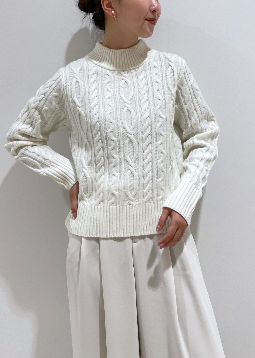 「SNaPMeAward23w、ホワイト、ハンドバッグ、ミニ、コート、ノーカラー、キルティング、ニット、パンツ、ワイド、Winter Coat 2023、Knit 2023、ROPÉ、冬コート、ブーツ」｜「ROPE'のナロースクエアトゥストレッチヒールショートブーツ（ブーツ、ホワイト系）」を使った、MOEさん（レディース・163cm）の冬コーディネートの7枚目の写真