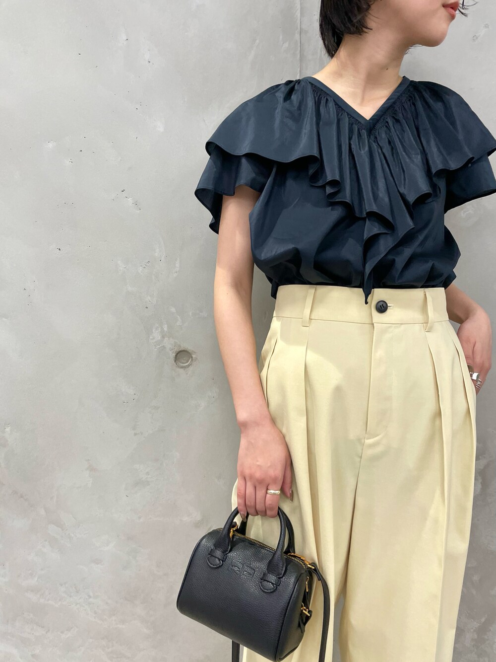 ブルー系のシャツ/ブラウス、ホワイト系のその他パンツ、ブラック系のサンダルを着用したレディースの春コーディネートの2枚目の写真