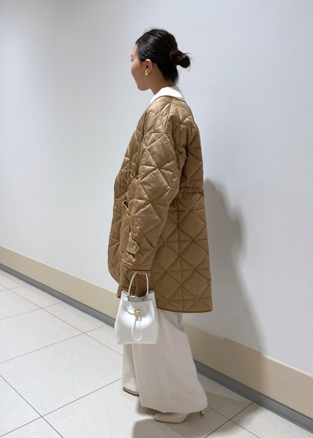「SNaPMeAward23w、ホワイト、ハンドバッグ、ミニ、コート、ノーカラー、キルティング、ニット、パンツ、ワイド、Winter Coat 2023、Knit 2023、ROPÉ、冬コート、ブーツ」｜「ROPE'のナロースクエアトゥストレッチヒールショートブーツ（ブーツ、ホワイト系）」を使った、MOEさん（レディース・163cm）の冬コーディネートの2枚目の写真