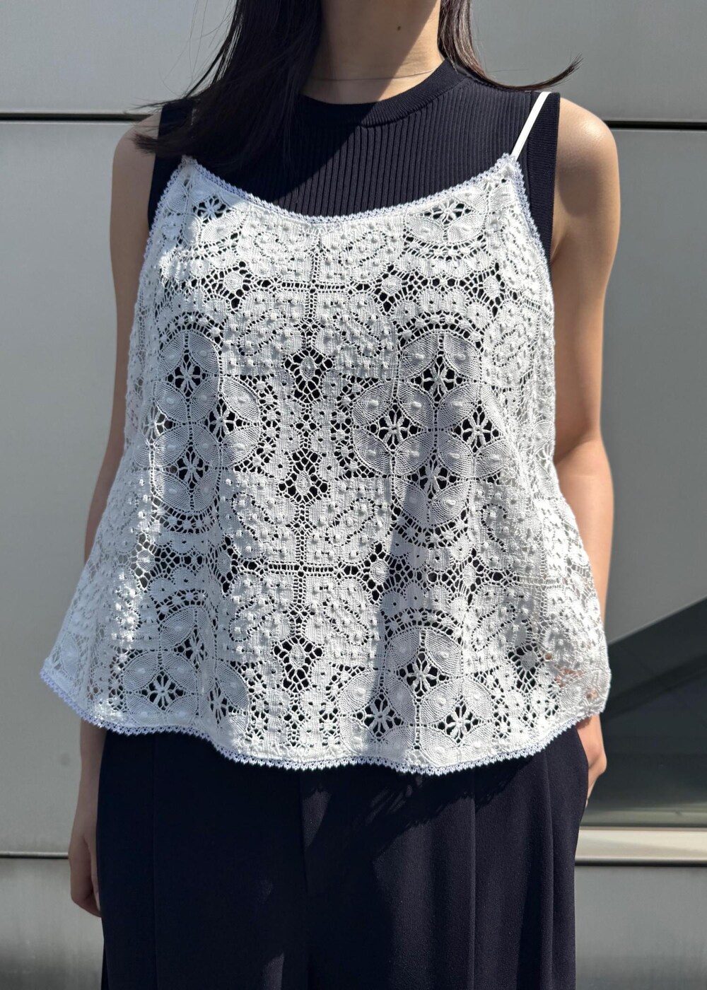 シルバー系のサンダル、ホワイト系のキャミソール、ブルー系のニット/セーターを着用したレディースの春コーディネートの7枚目の写真