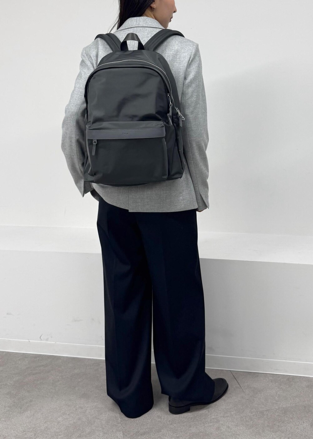 ブラック系のローファー、ブラック系のその他パンツ、グレー系のテーラードジャケットを着用したレディースの秋コーディネートの4枚目の写真