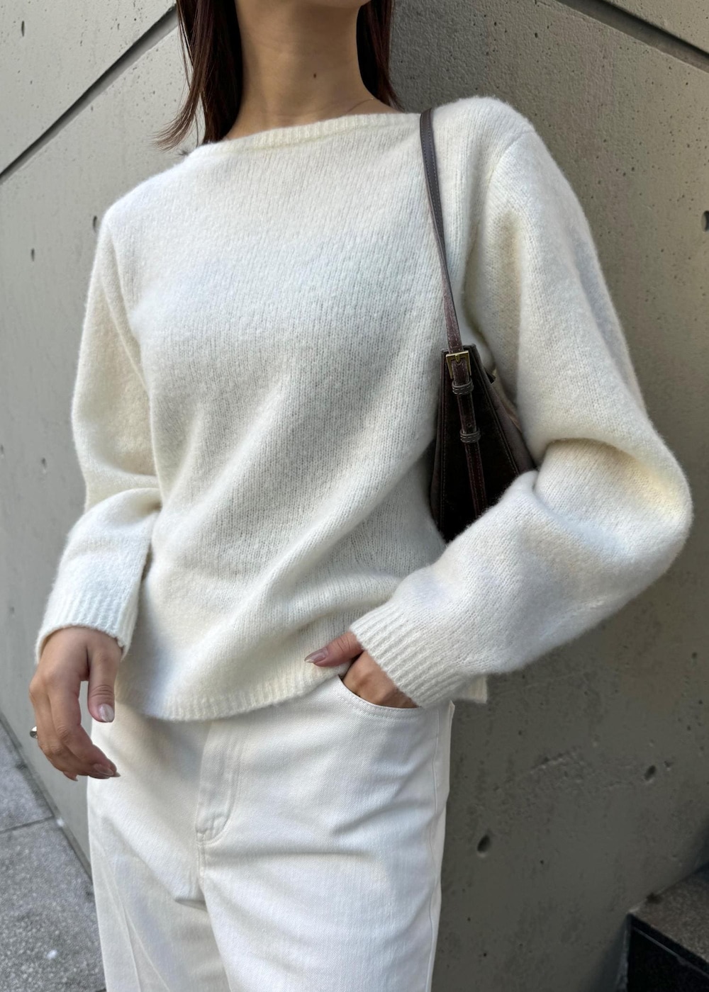 「初春コーデ、初冬コーデ、冬コーデ、デートコーデ、お出かけコーデ、旅行コーデ、女子会コーデ、大人カジュアル、パンツスタイル、体型カバー、シンプルコーデ、ROPÉ、ウェーブ、ブルべ冬、乾燥」｜「ROPE'のBridget Shoes（ブリジットシューズ）（パンプス、ブラウン系）」を使った、MOEさん（レディース・163cm）の冬コーディネートの10枚目の写真