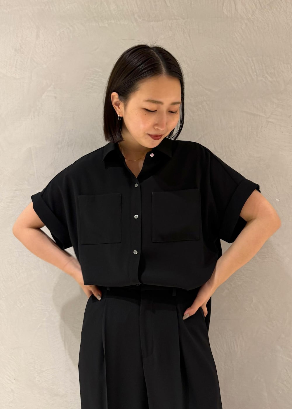 ブラック系のトートバッグ、シルバー系のパンプス、ブラック系のシャツ/ブラウスを着用したレディースの春コーディネートの6枚目の写真