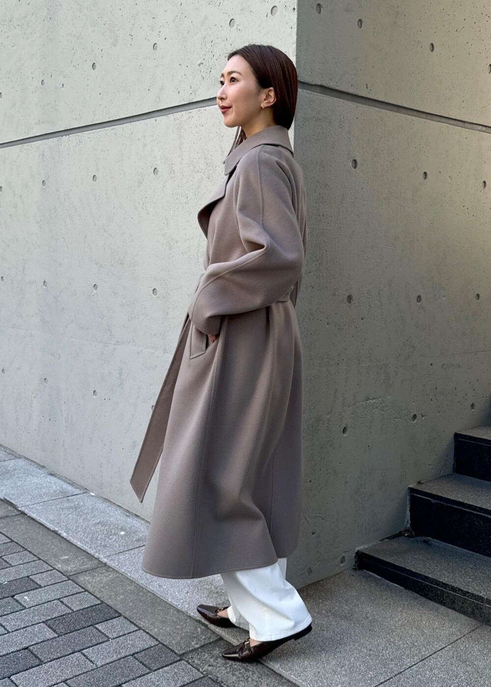 「初春コーデ、初冬コーデ、冬コーデ、デートコーデ、お出かけコーデ、旅行コーデ、女子会コーデ、大人カジュアル、パンツスタイル、体型カバー、シンプルコーデ、ROPÉ、ウェーブ、ブルべ冬、乾燥」｜「ROPE'のBridget Shoes（ブリジットシューズ）（パンプス、ブラウン系）」を使った、MOEさん（レディース・163cm）の冬コーディネートの4枚目の写真