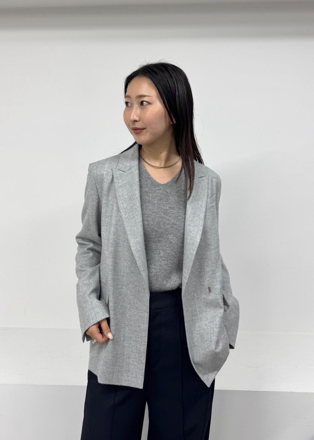 ブラック系のローファー、ブラック系のその他パンツ、グレー系のテーラードジャケットを着用したレディースの秋コーディネートの5枚目の写真