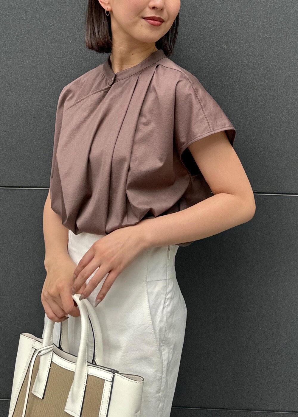 ホワイト系のサンダル、ブラウン系のシャツ/ブラウス、ホワイト系のスカートを着用したレディースの夏コーディネートの6枚目の写真