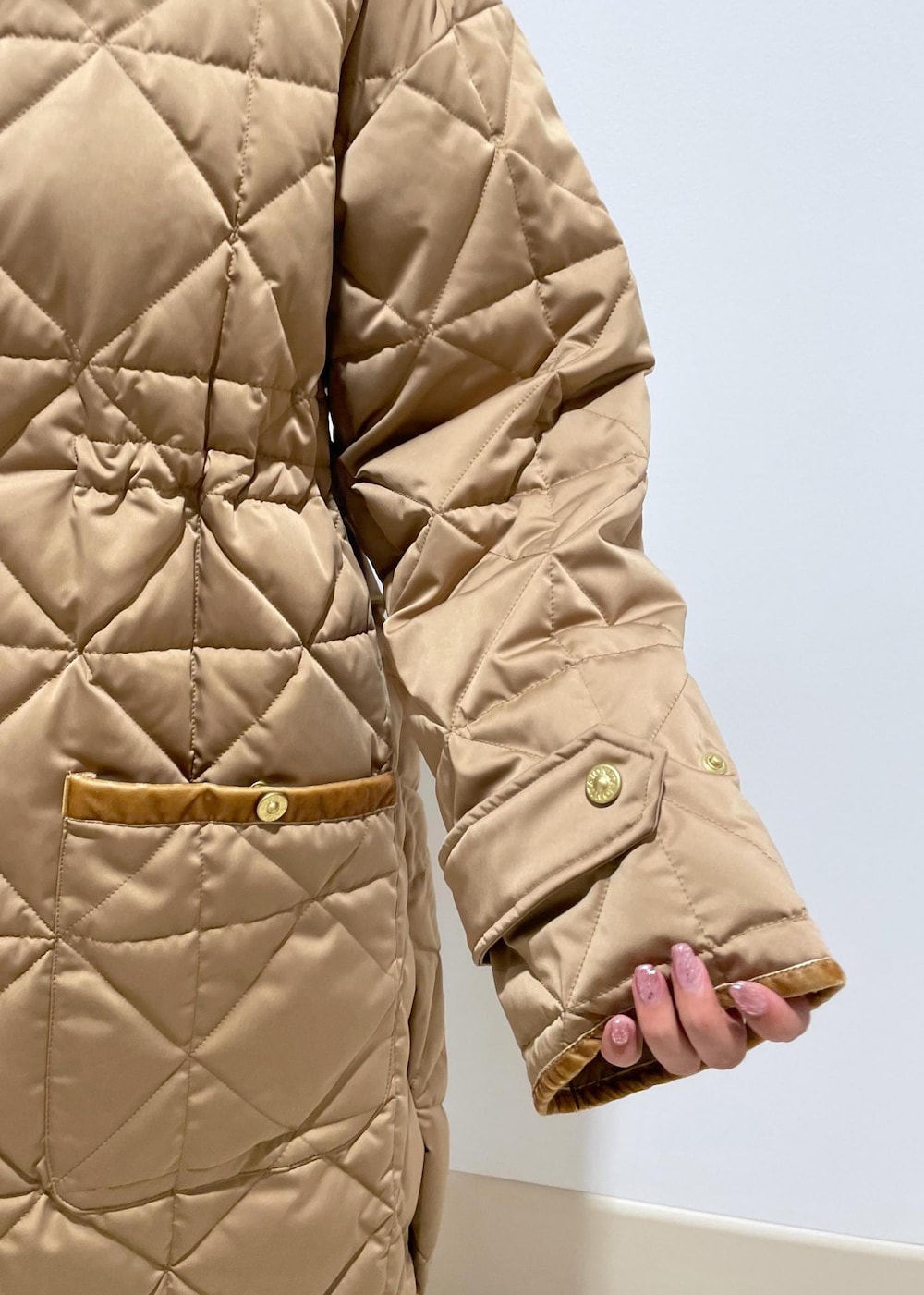 「SNaPMeAward23w、ホワイト、ハンドバッグ、ミニ、コート、ノーカラー、キルティング、ニット、パンツ、ワイド、Winter Coat 2023、Knit 2023、ROPÉ、冬コート、ブーツ」｜「ROPE'のナロースクエアトゥストレッチヒールショートブーツ（ブーツ、ホワイト系）」を使った、MOEさん（レディース・163cm）の冬コーディネートの6枚目の写真