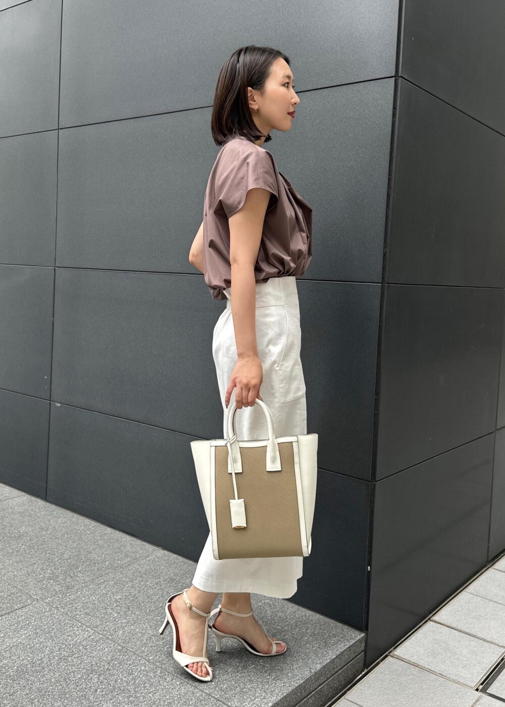 ホワイト系のサンダル、ブラウン系のシャツ/ブラウス、ホワイト系のスカートを着用したレディースの夏コーディネートの2枚目の写真
