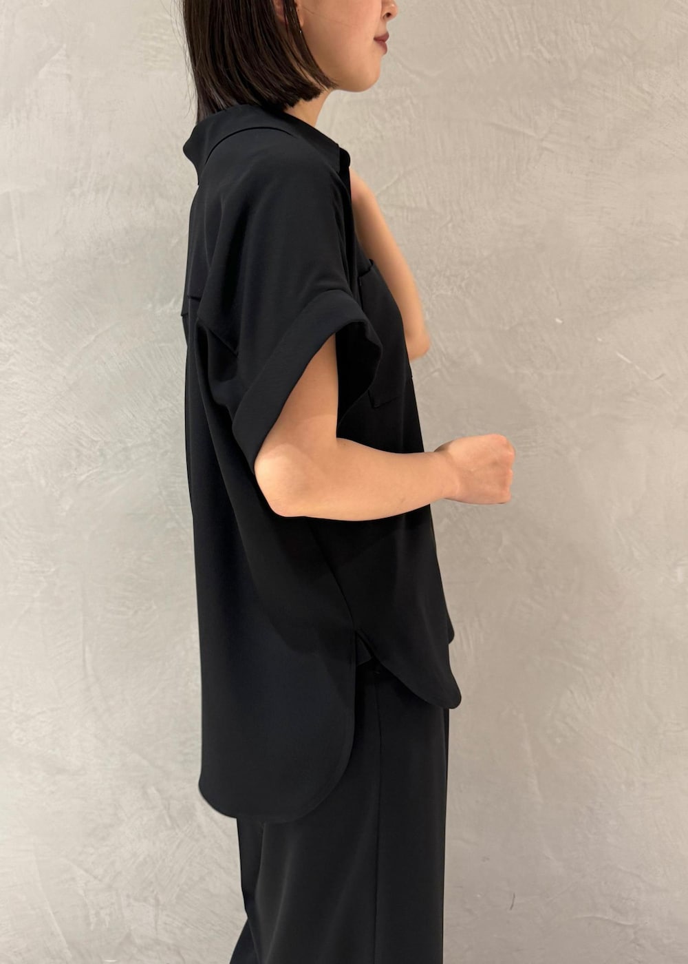 ブラック系のトートバッグ、シルバー系のパンプス、ブラック系のシャツ/ブラウスを着用したレディースの春コーディネートの8枚目の写真