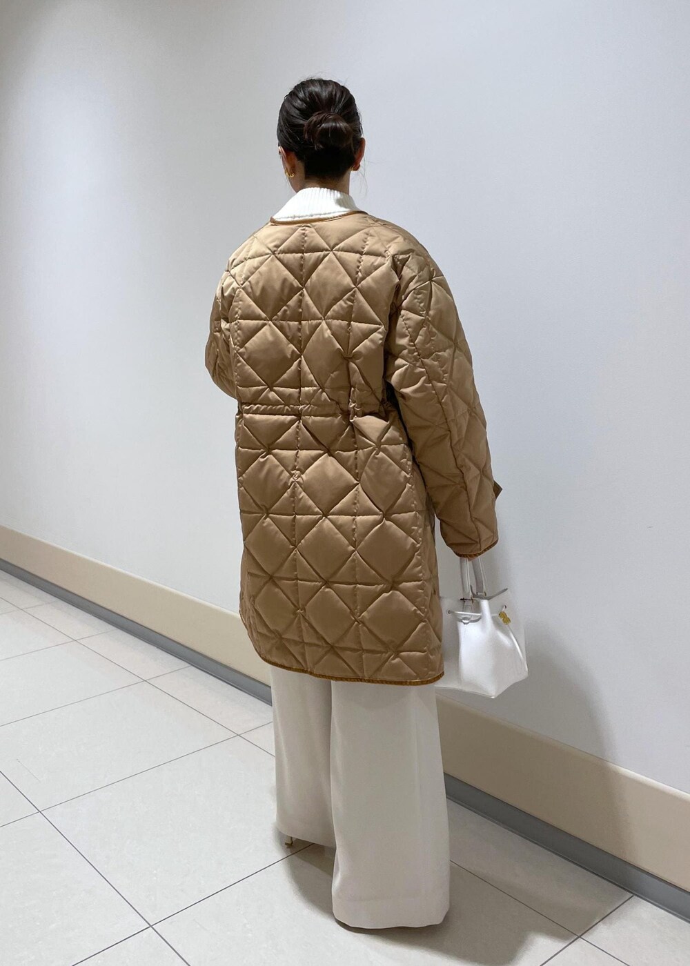 「SNaPMeAward23w、ホワイト、ハンドバッグ、ミニ、コート、ノーカラー、キルティング、ニット、パンツ、ワイド、Winter Coat 2023、Knit 2023、ROPÉ、冬コート、ブーツ」｜「ROPE'のナロースクエアトゥストレッチヒールショートブーツ（ブーツ、ホワイト系）」を使った、MOEさん（レディース・163cm）の冬コーディネートの3枚目の写真