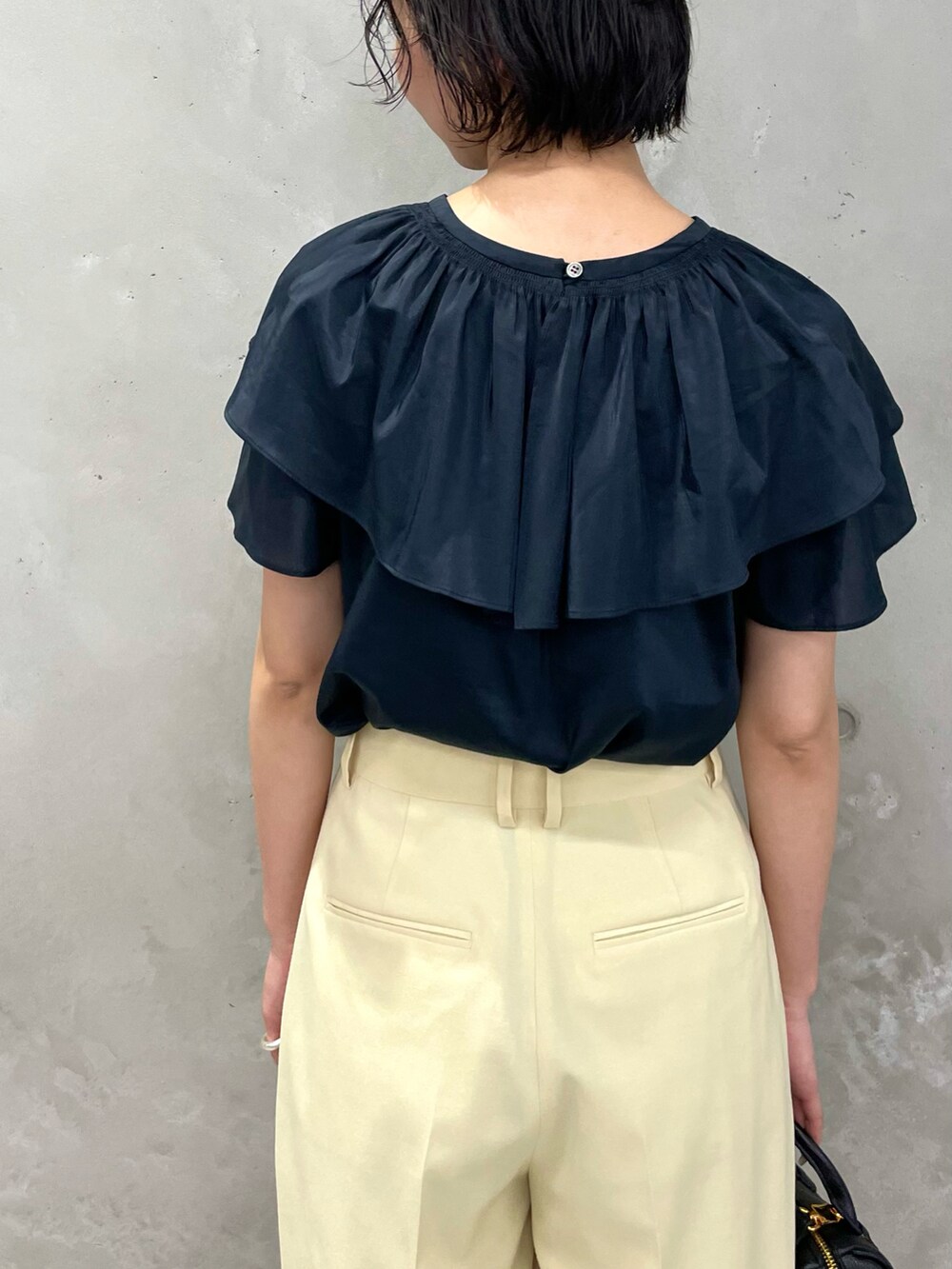 ブルー系のシャツ/ブラウス、ホワイト系のその他パンツ、ブラック系のサンダルを着用したレディースの春コーディネートの3枚目の写真