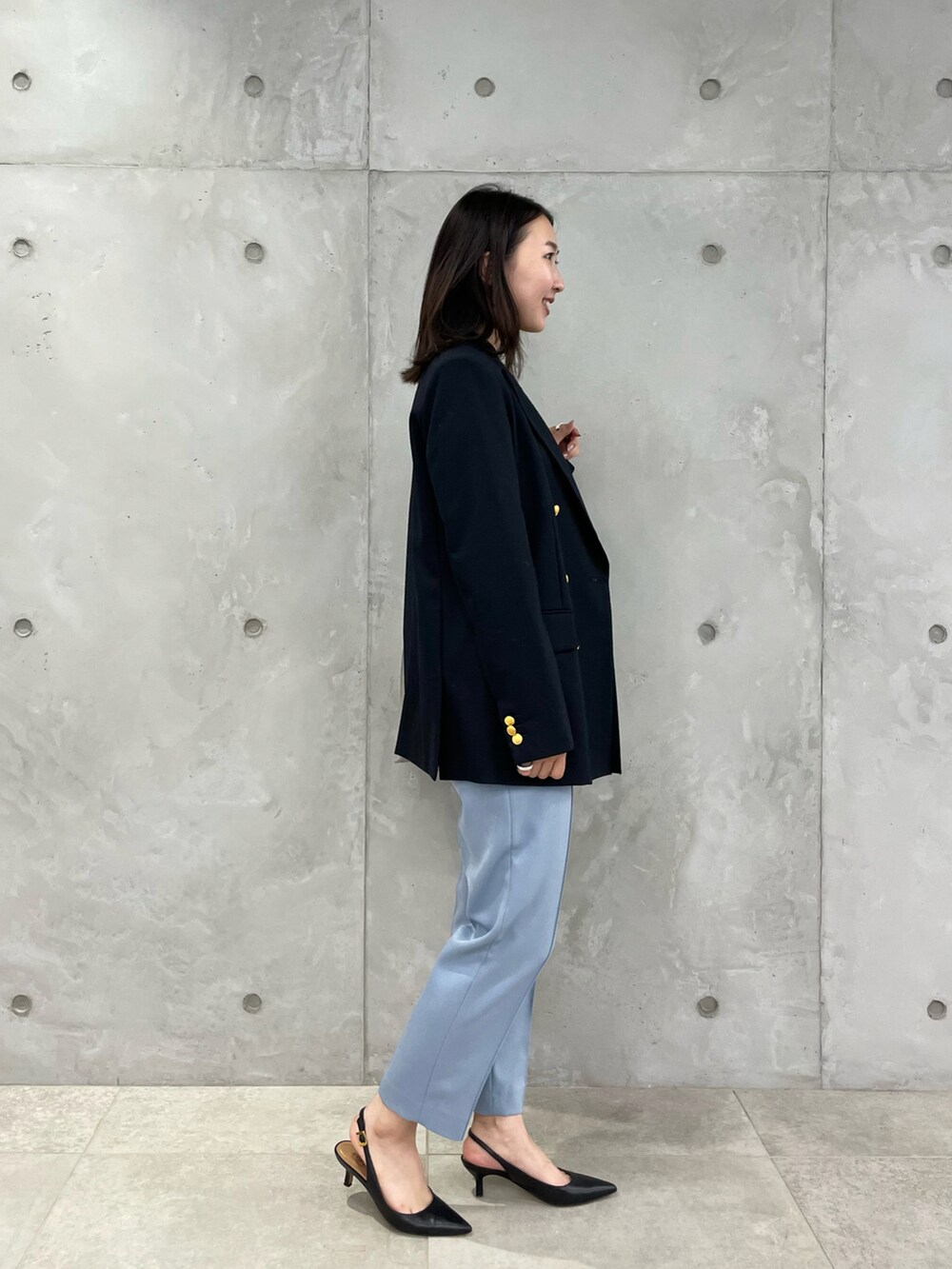 グレー系のトートバッグ、ブルー系のその他パンツ、ブルー系のテーラードジャケットを着用したレディースの秋コーディネートの2枚目の写真