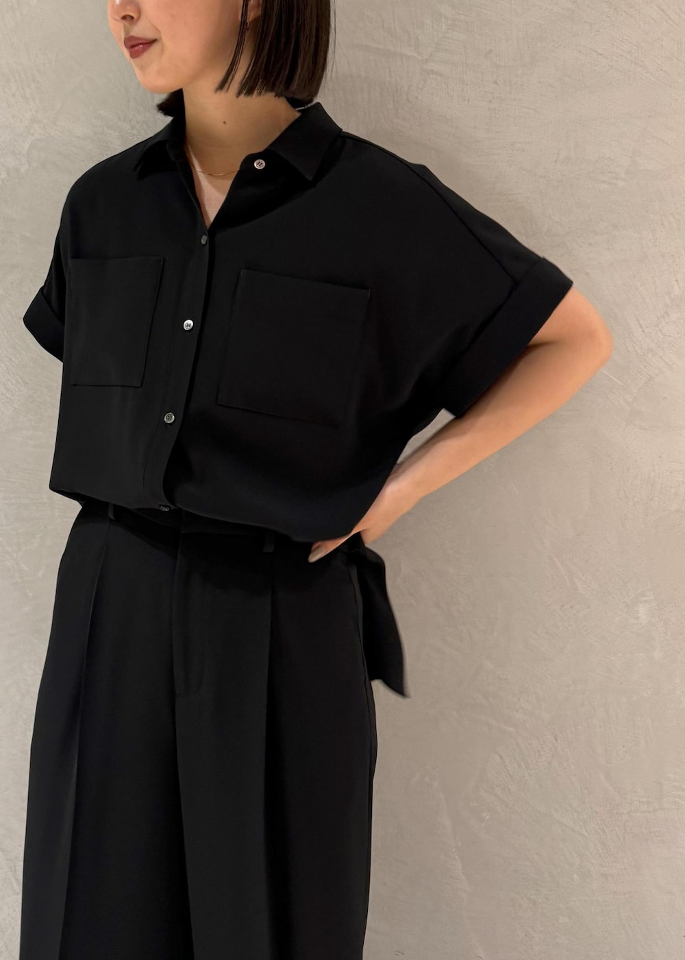 ブラック系のトートバッグ、シルバー系のパンプス、ブラック系のシャツ/ブラウスを着用したレディースの春コーディネートの7枚目の写真
