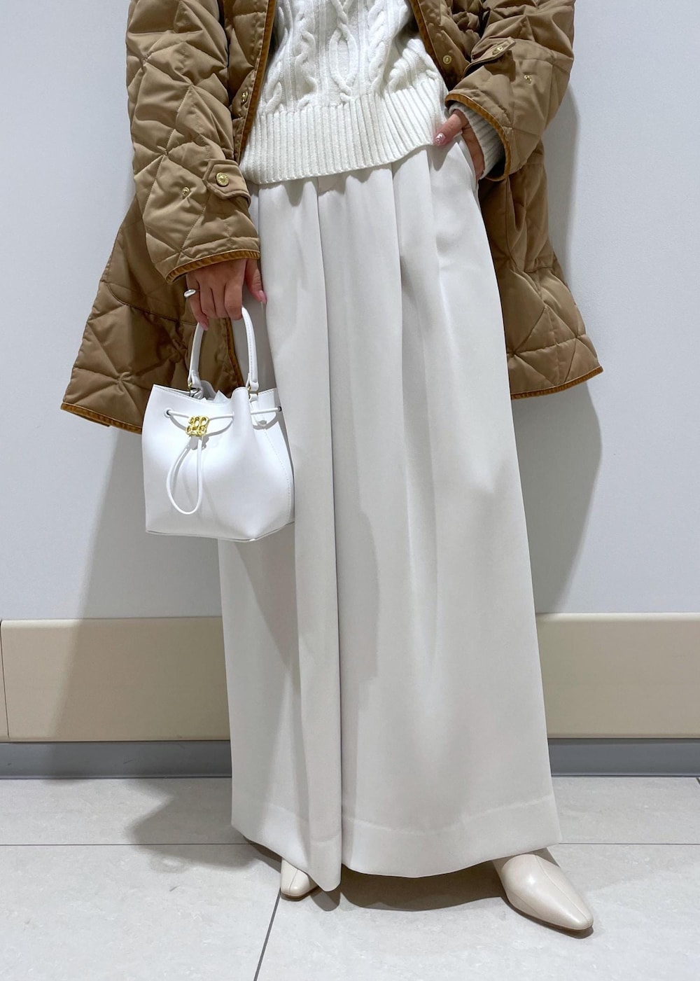 「SNaPMeAward23w、ホワイト、ハンドバッグ、ミニ、コート、ノーカラー、キルティング、ニット、パンツ、ワイド、Winter Coat 2023、Knit 2023、ROPÉ、冬コート、ブーツ」｜「ROPE'のナロースクエアトゥストレッチヒールショートブーツ（ブーツ、ホワイト系）」を使った、MOEさん（レディース・163cm）の冬コーディネートの8枚目の写真