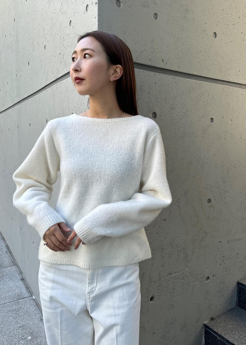 「初春コーデ、初冬コーデ、冬コーデ、デートコーデ、お出かけコーデ、旅行コーデ、女子会コーデ、大人カジュアル、パンツスタイル、体型カバー、シンプルコーデ、ROPÉ、ウェーブ、ブルべ冬、乾燥」｜「ROPE'のBridget Shoes（ブリジットシューズ）（パンプス、ブラウン系）」を使った、MOEさん（レディース・163cm）の冬コーディネートの9枚目の写真
