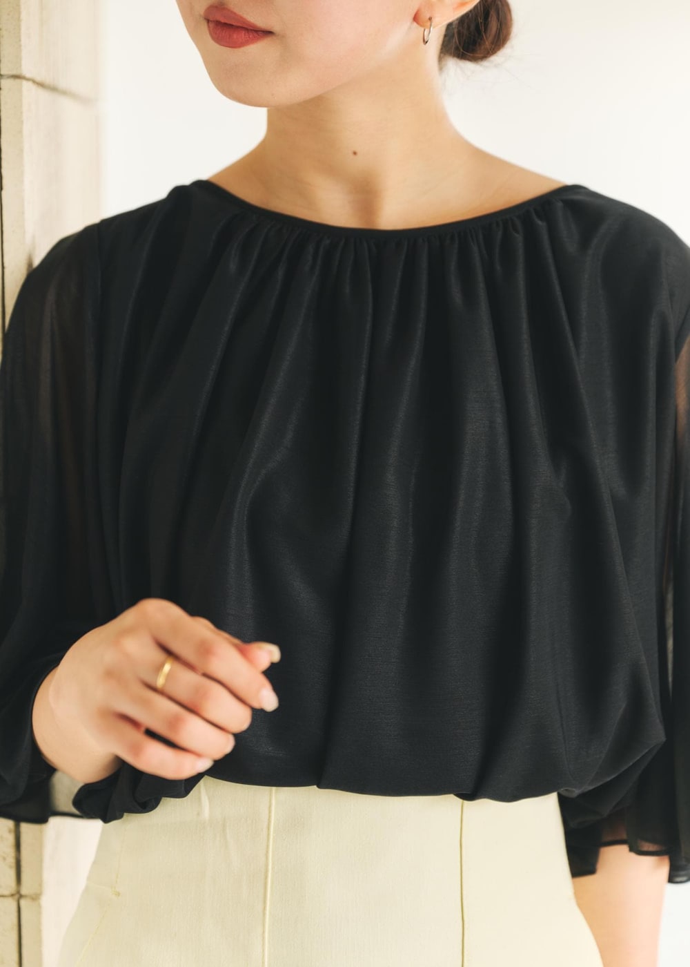 ブラック系のサンダル、ブラック系のトートバッグ、イエロー系のスカートを着用したレディースの春コーディネートの4枚目の写真