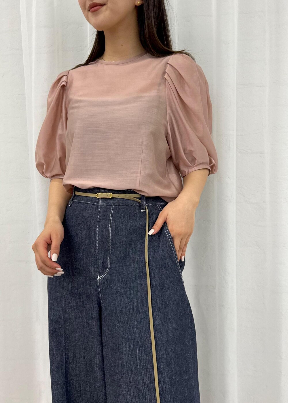 ホワイト系のハンドバッグ、ブルー系のデニムパンツ、ホワイト系のサンダルを着用したレディースの春コーディネートの7枚目の写真