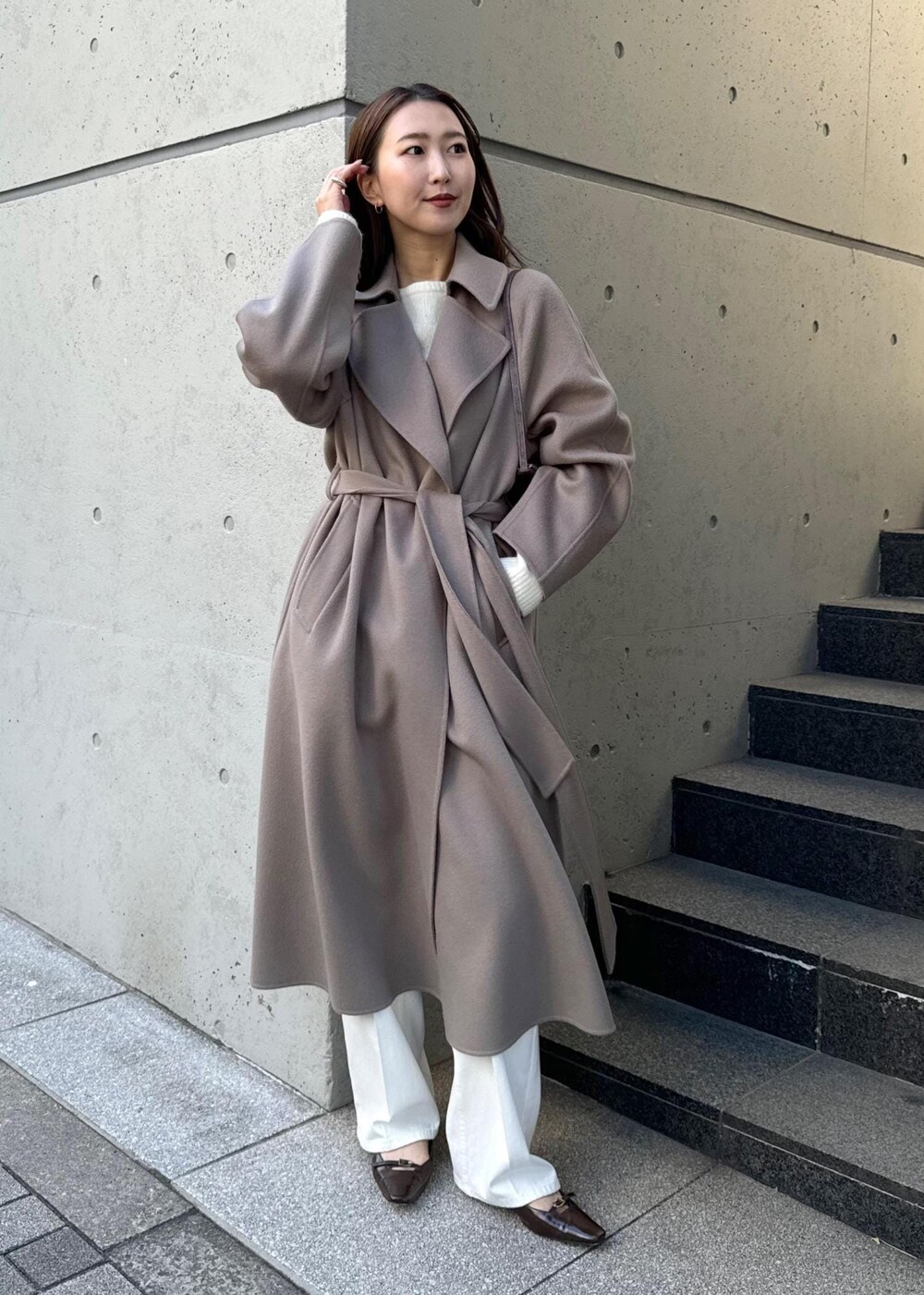 「初春コーデ、初冬コーデ、冬コーデ、デートコーデ、お出かけコーデ、旅行コーデ、女子会コーデ、大人カジュアル、パンツスタイル、体型カバー、シンプルコーデ、ROPÉ、ウェーブ、ブルべ冬、乾燥」｜「ROPE'のBridget Shoes（ブリジットシューズ）（パンプス、ブラウン系）」を使った、MOEさん（レディース・163cm）の冬コーディネートの5枚目の写真