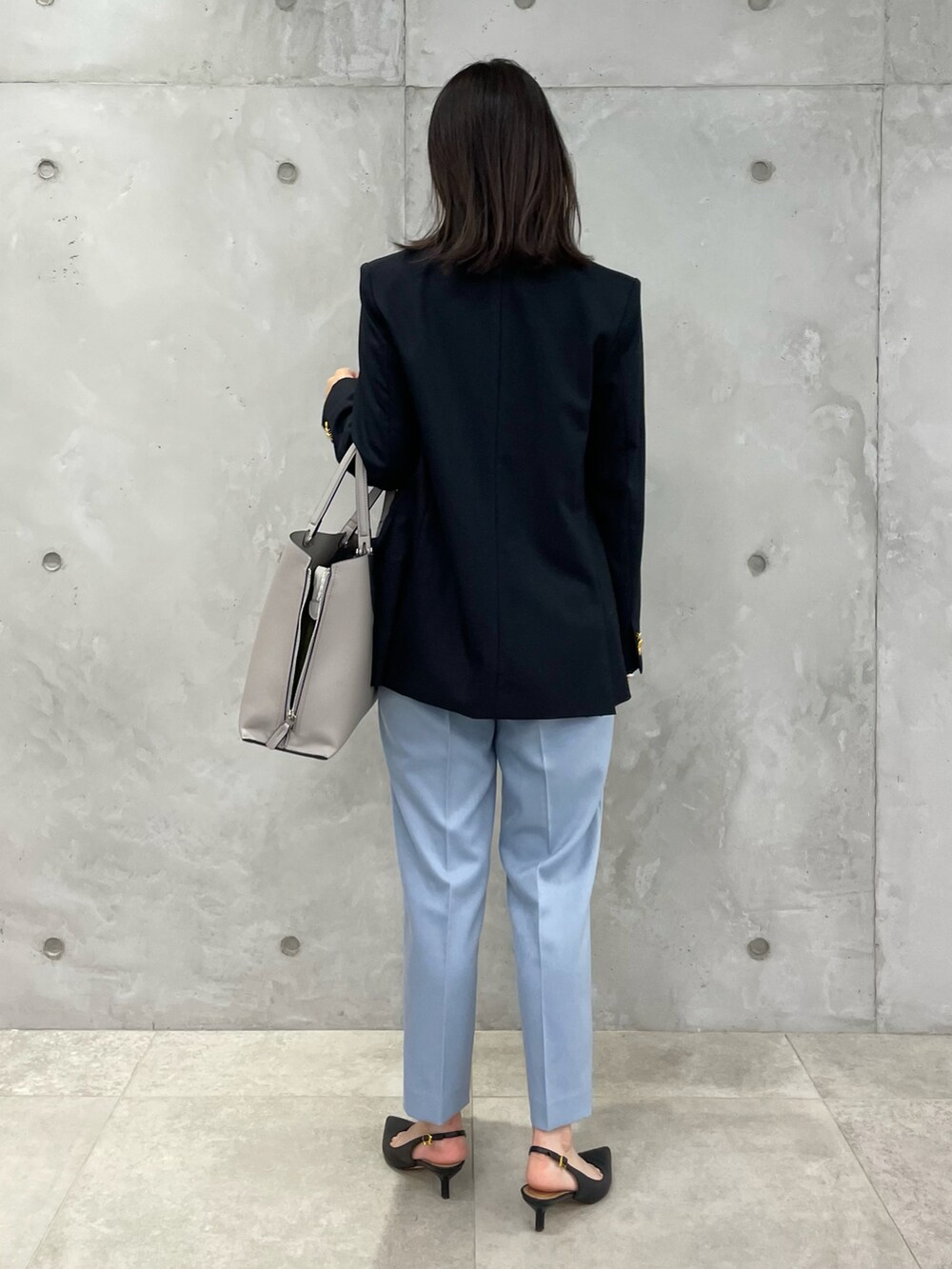 グレー系のトートバッグ、ブルー系のその他パンツ、ブルー系のテーラードジャケットを着用したレディースの秋コーディネートの3枚目の写真
