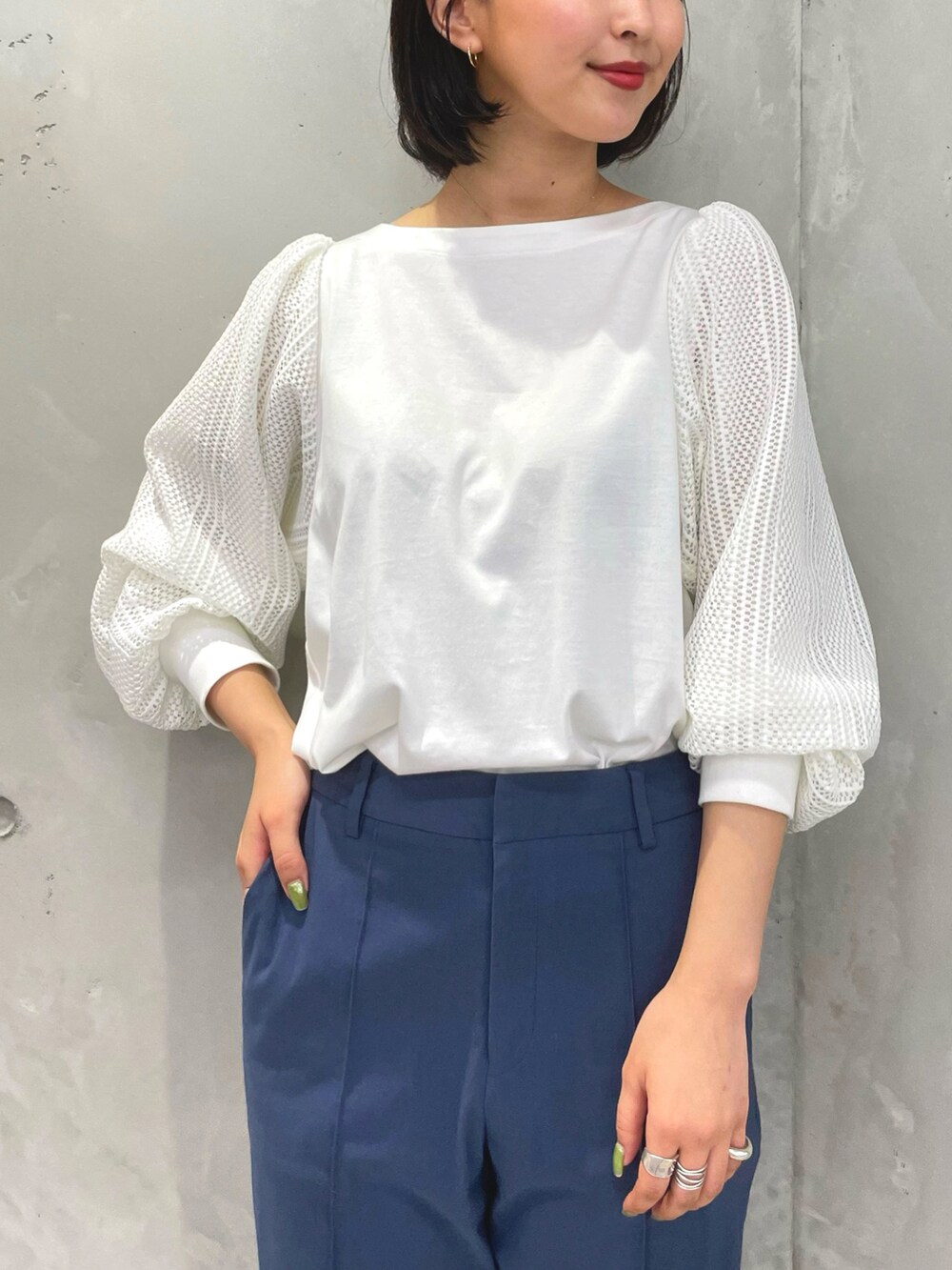 ホワイト系のTシャツ/カットソー、ブルー系のその他パンツ、ベージュ系のパンプスを着用したレディースの夏コーディネートの2枚目の写真