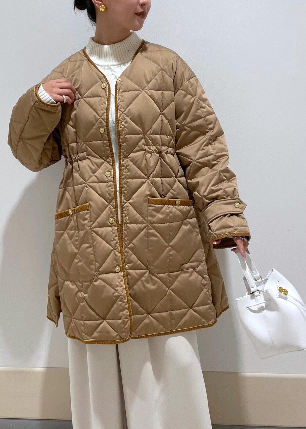 「SNaPMeAward23w、ホワイト、ハンドバッグ、ミニ、コート、ノーカラー、キルティング、ニット、パンツ、ワイド、Winter Coat 2023、Knit 2023、ROPÉ、冬コート、ブーツ」｜「ROPE'のナロースクエアトゥストレッチヒールショートブーツ（ブーツ、ホワイト系）」を使った、MOEさん（レディース・163cm）の冬コーディネートの5枚目の写真