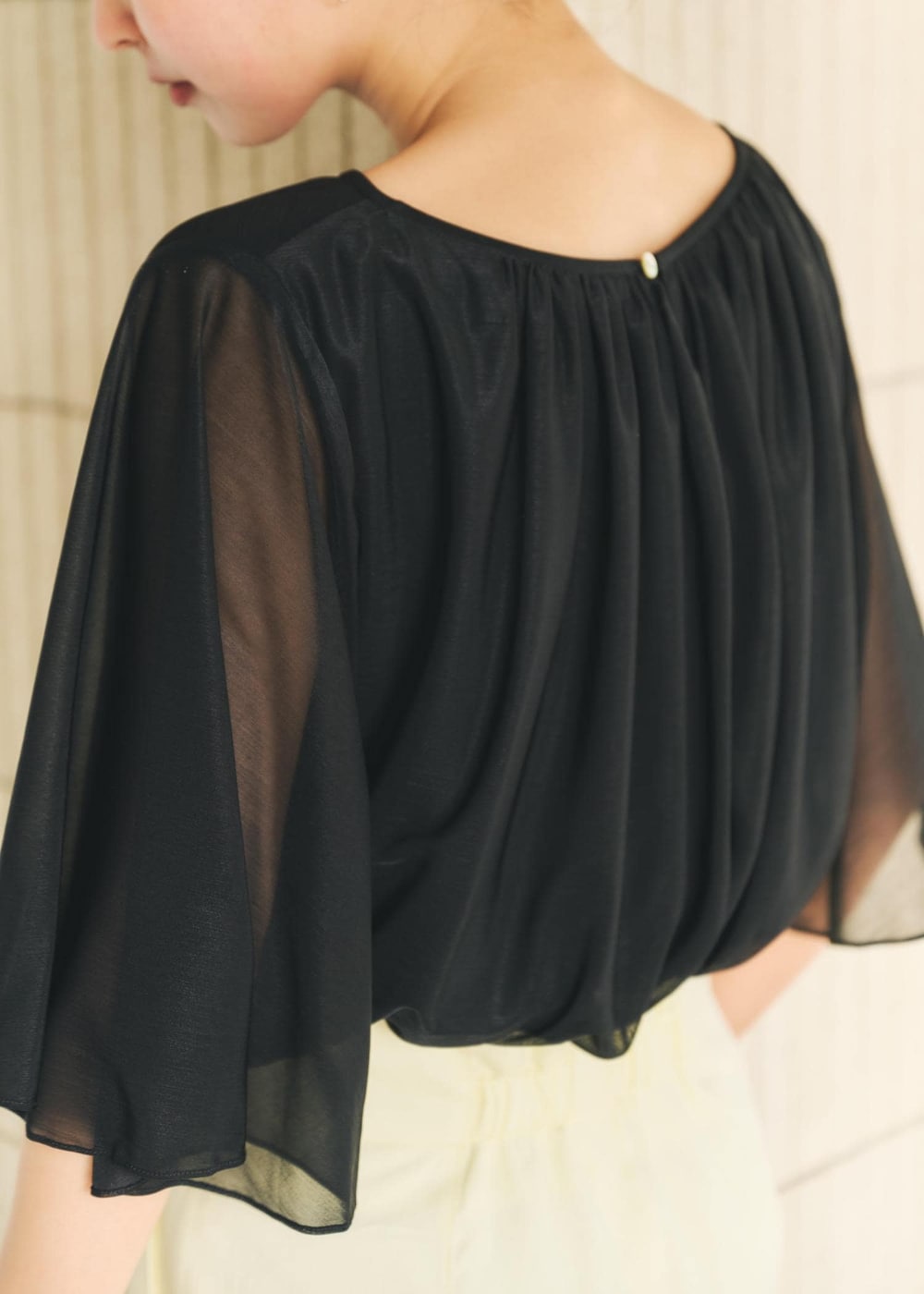 ブラック系のサンダル、ブラック系のトートバッグ、イエロー系のスカートを着用したレディースの春コーディネートの5枚目の写真