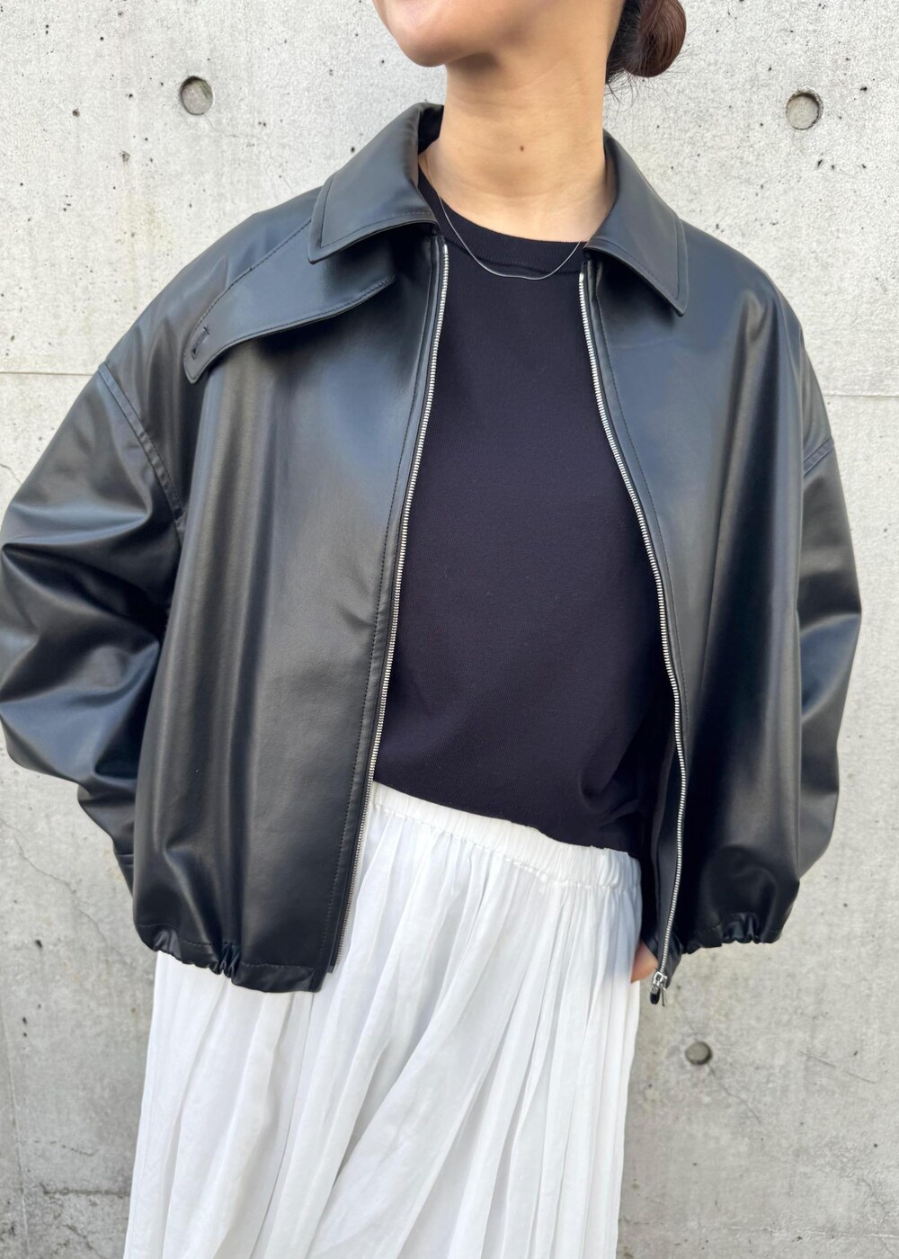 「初春コーデ、春コーデ、モード、大人カジュアル、スカートスタイル、体型カバー、モノトーンコーデ、ROPÉ、ウェーブ、ブルべ冬、乾燥、トップス、ニット/セーター、ジャケット/アウター、ブルゾン」｜「ROPE'のBeth bag(ベスバッグ)（ハンドバッグ、ブラック系）」を使った、MOEさん（レディース・163cm）の春コーディネートの4枚目の写真
