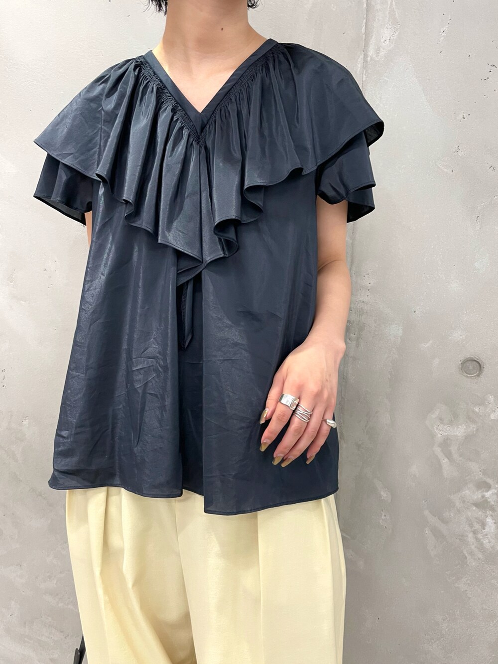 ブルー系のシャツ/ブラウス、ホワイト系のその他パンツ、ブラック系のサンダルを着用したレディースの春コーディネートの4枚目の写真