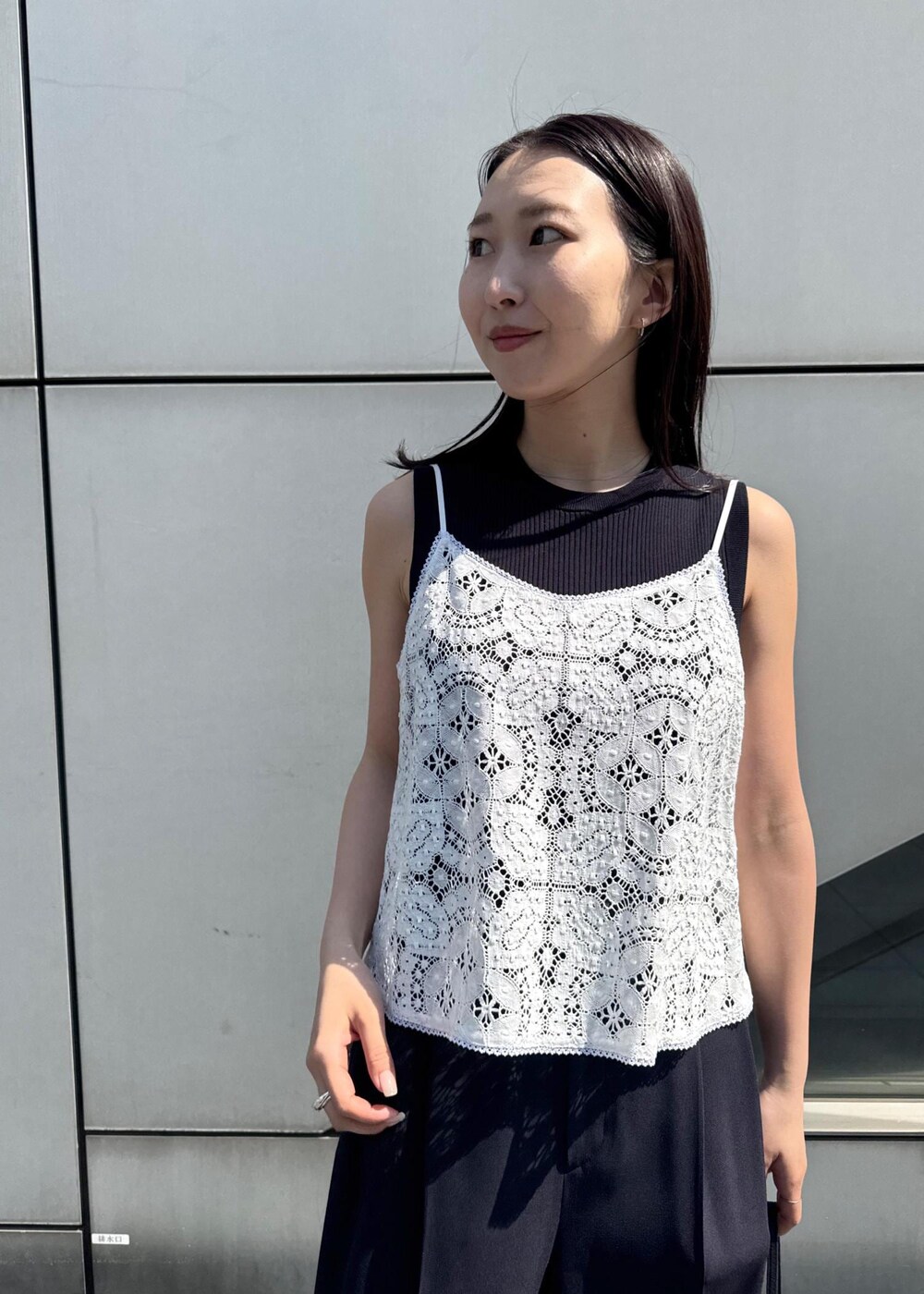 シルバー系のサンダル、ホワイト系のキャミソール、ブルー系のニット/セーターを着用したレディースの春コーディネートの5枚目の写真