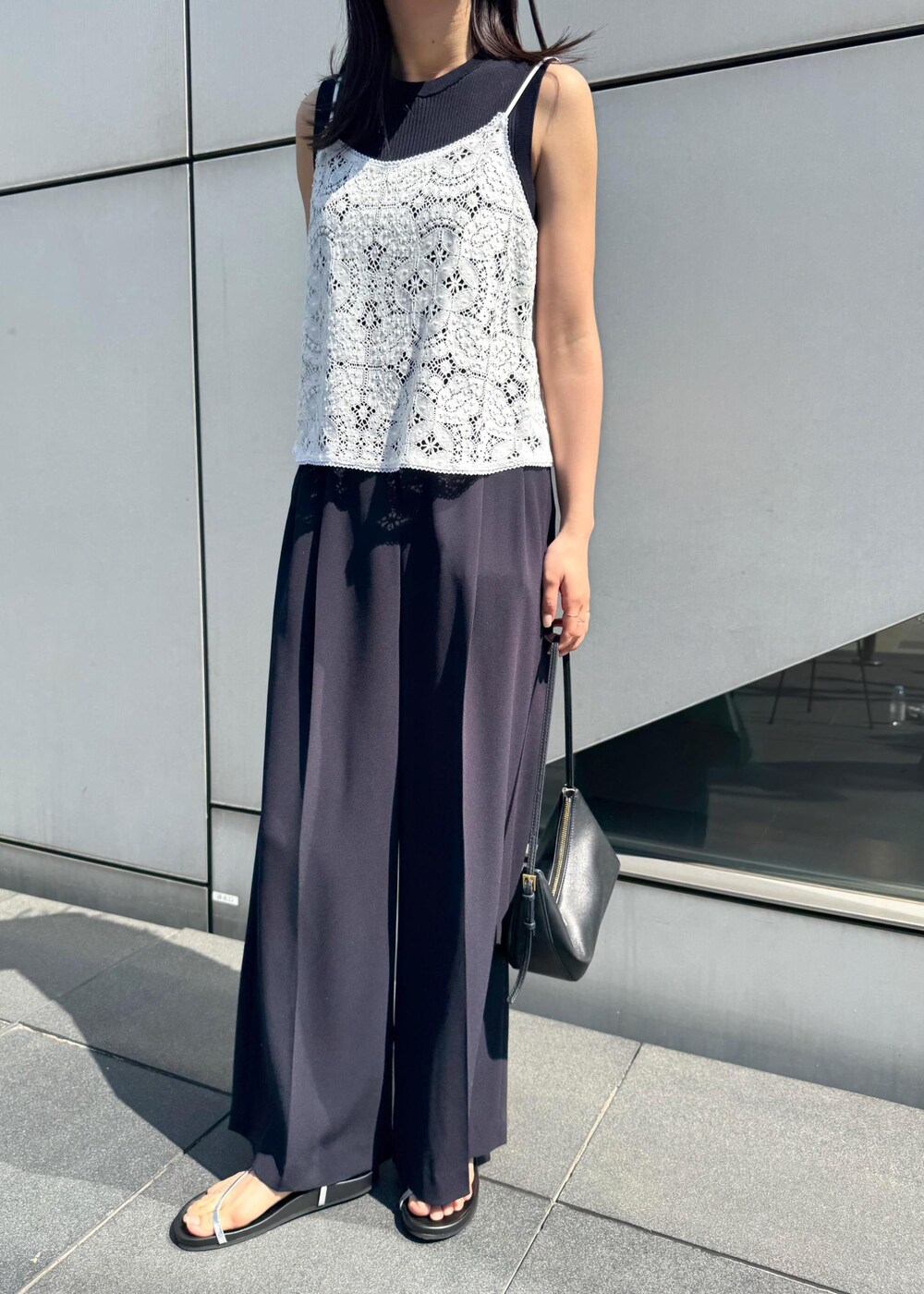 シルバー系のサンダル、ホワイト系のキャミソール、ブルー系のニット/セーターを着用したレディースの春コーディネートの9枚目の写真