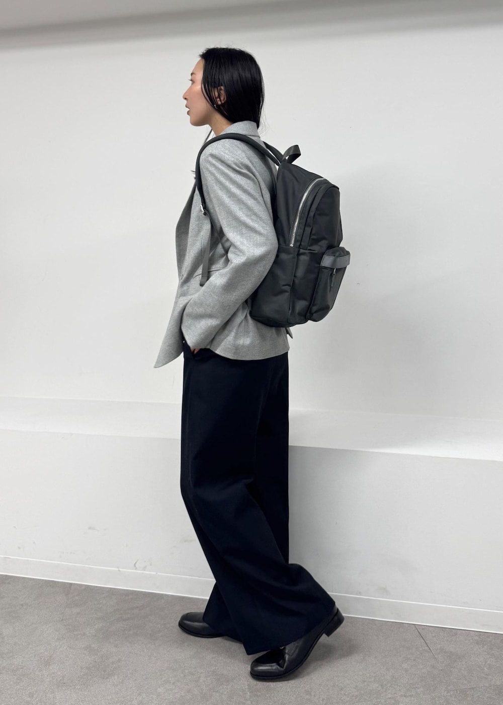 ブラック系のローファー、ブラック系のその他パンツ、グレー系のテーラードジャケットを着用したレディースの秋コーディネートの3枚目の写真