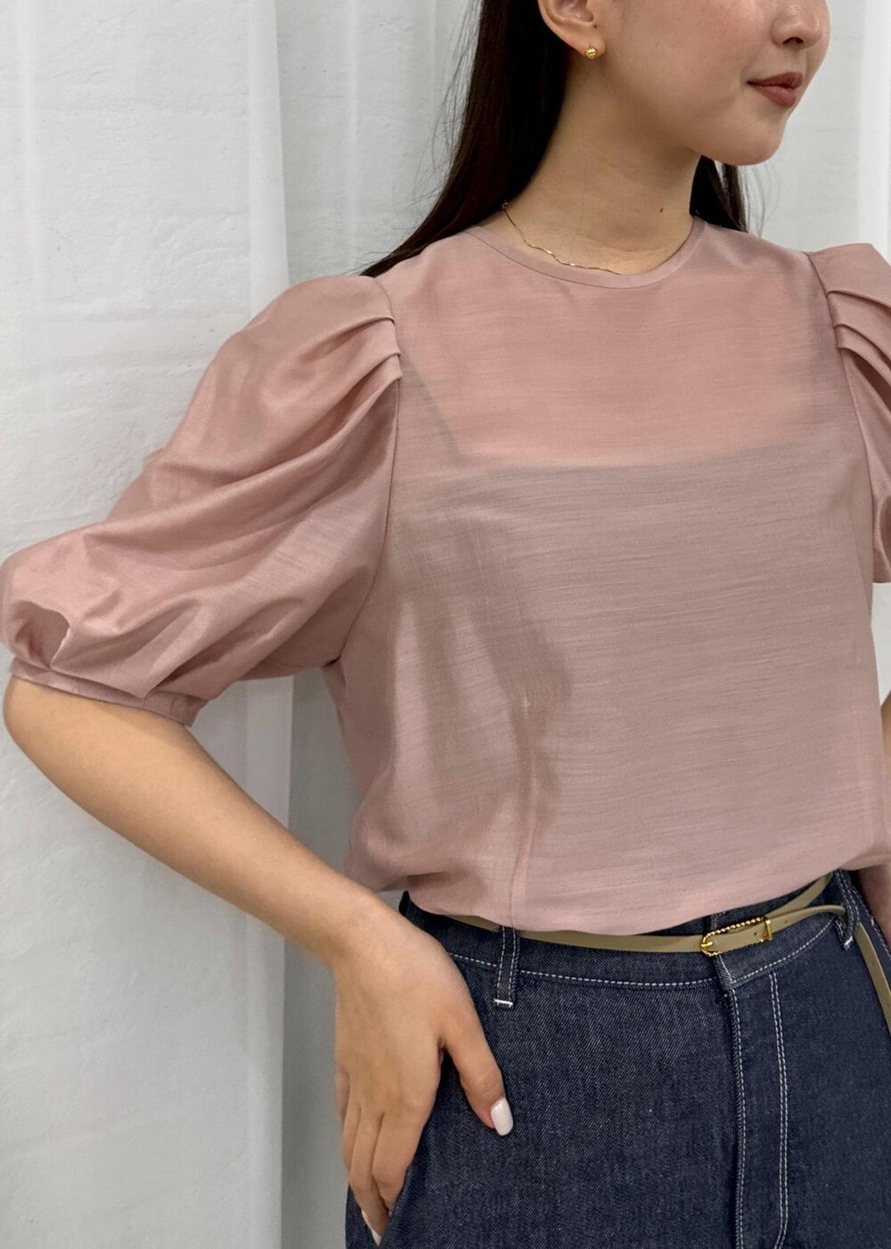 ホワイト系のハンドバッグ、ブルー系のデニムパンツ、ホワイト系のサンダルを着用したレディースの春コーディネートの6枚目の写真