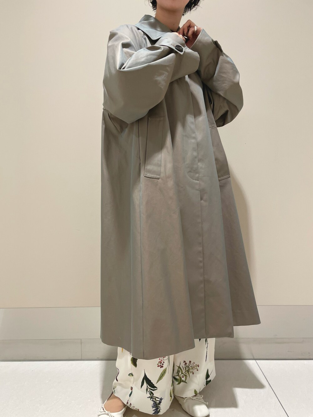 ブラック系のトートバッグ、ホワイト系のその他パンツ、グリーン系のステンカラーコートを着用したレディースの冬コーディネートの4枚目の写真