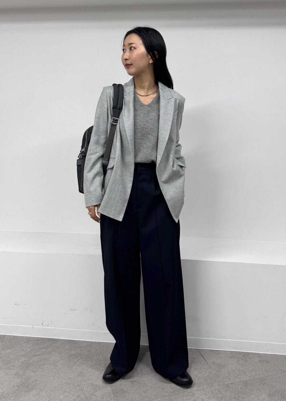 ブラック系のローファー、ブラック系のその他パンツ、グレー系のテーラードジャケットを着用したレディースの秋コーディネートの2枚目の写真