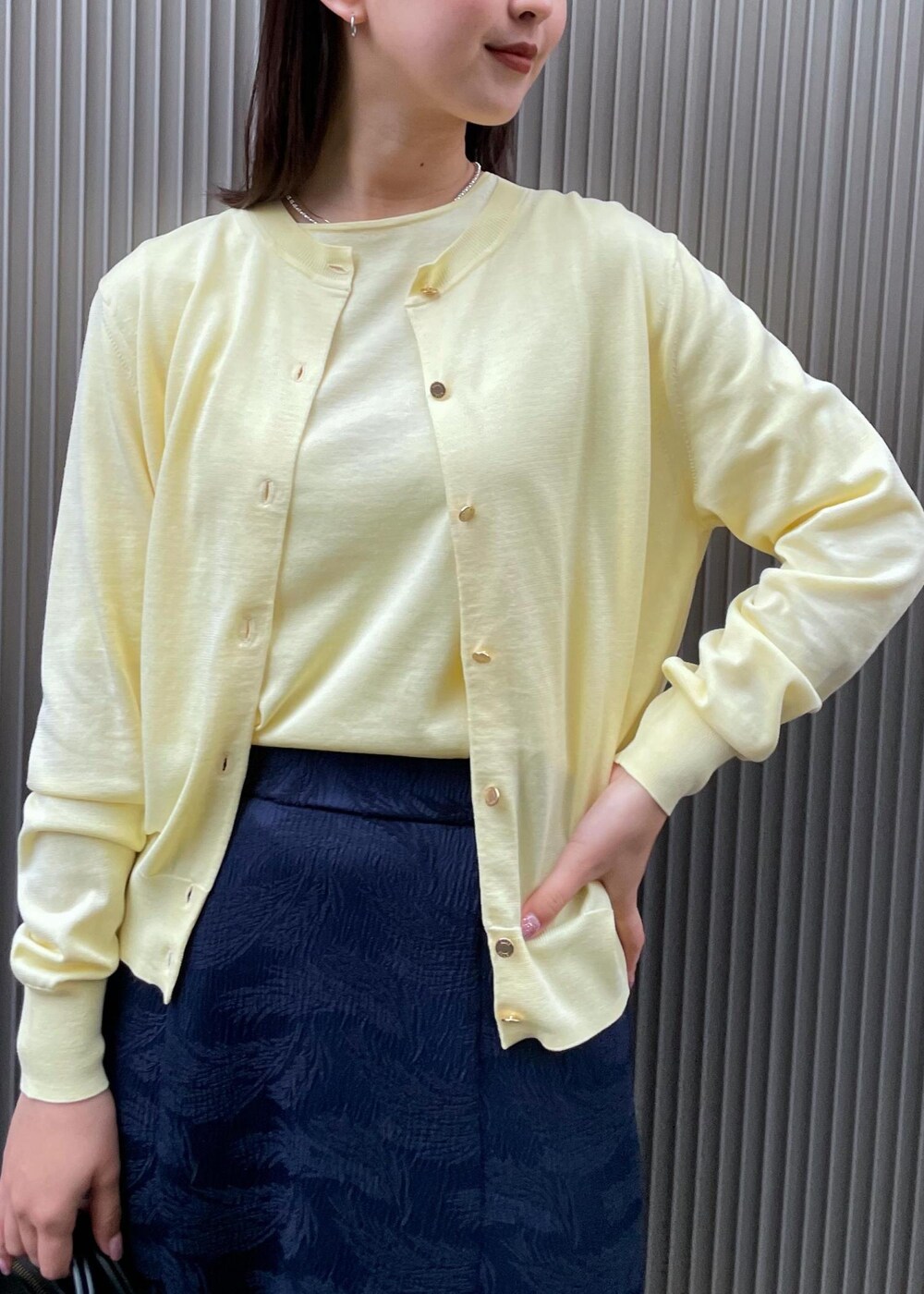 ブラック系のパンプス、イエロー系のカーディガン/ボレロ、イエロー系のニット/セーターを着用したレディースの冬コーディネートの6枚目の写真