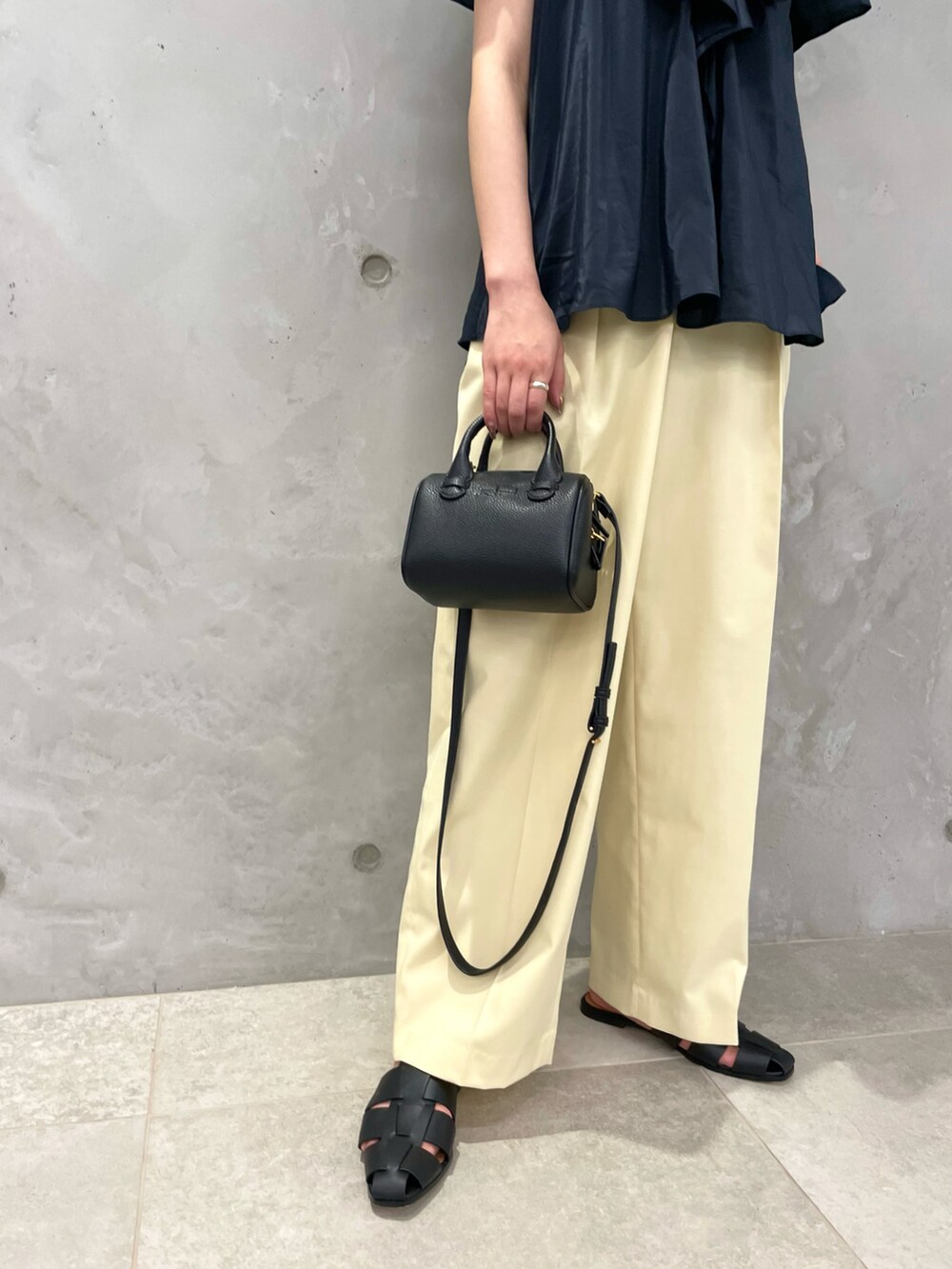 ブルー系のシャツ/ブラウス、ホワイト系のその他パンツ、ブラック系のサンダルを着用したレディースの春コーディネートの5枚目の写真