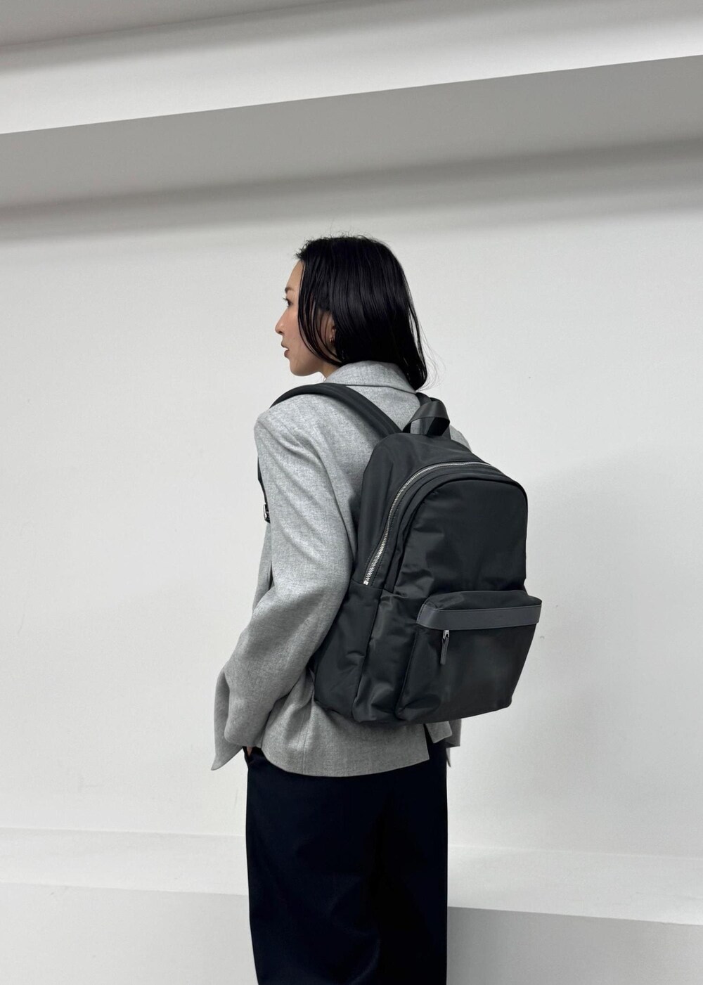 ブラック系のローファー、ブラック系のその他パンツ、グレー系のテーラードジャケットを着用したレディースの秋コーディネートの7枚目の写真
