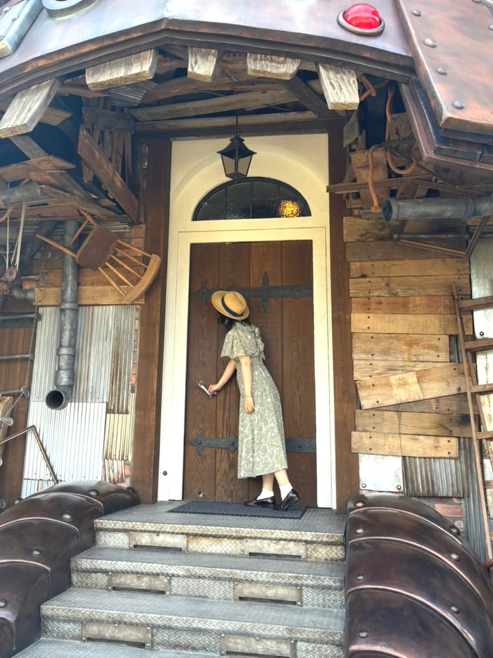 グリーン系のワンピース、ブラウン系のローファーを着用したレディースの夏コーディネートの2枚目の写真