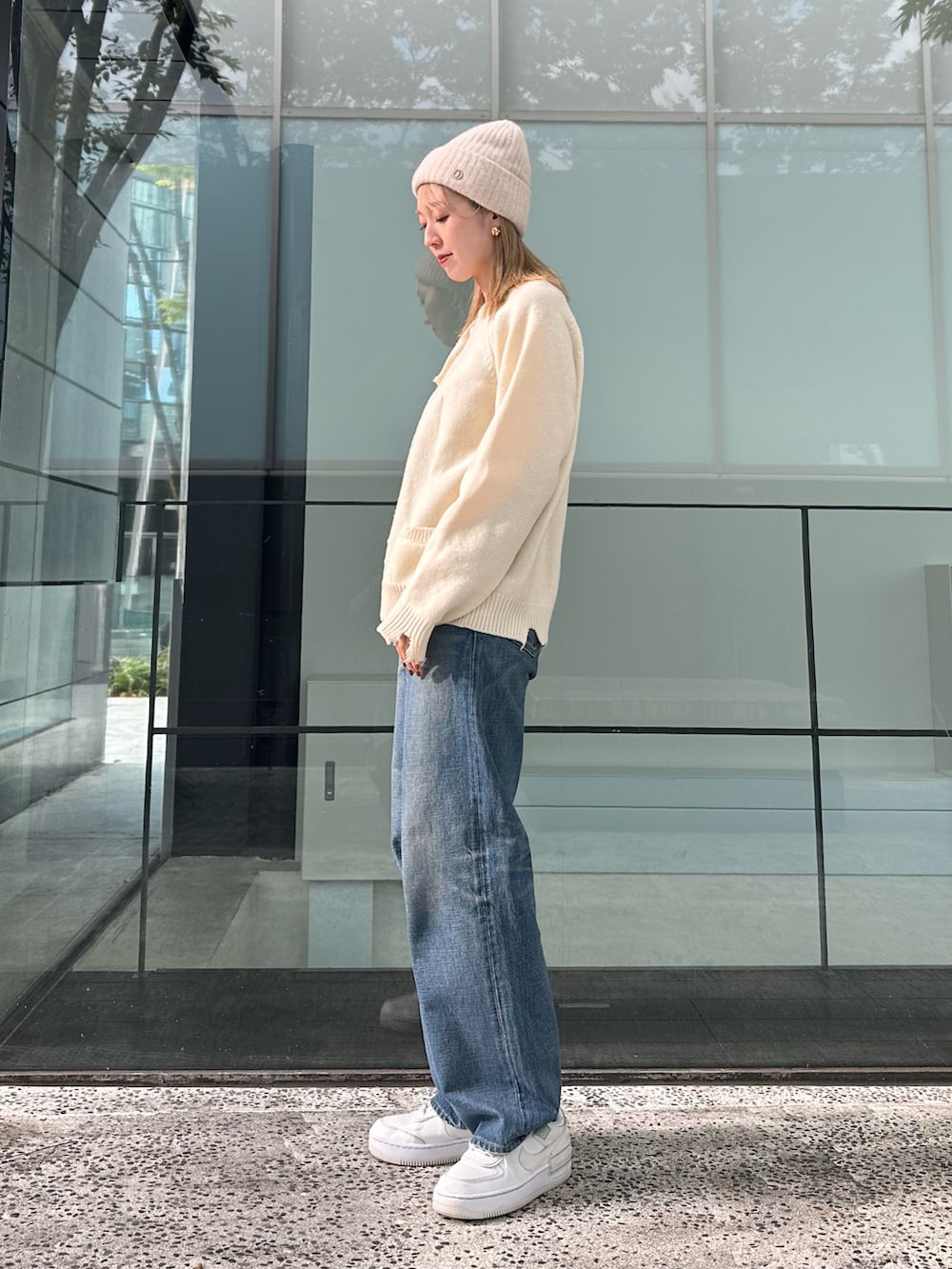 「ニット帽、カーディガン、デニム、スニーカー、ニット、秋冬コーデ、シンプルコーデ、きれいめカジュアル、秋コーデ、日常に魔法を、ラクチンコーデ、高身長女子、NIKE、ニットコーデ、大人カジュアル」|「Chapeau d' OのChapeau d' O RA/WO Knit Watch / シャポードオー(ニットキャップ/ビーニー、ベージュ系)」を使った、aymqooさん(レディース・169cm)の秋コーディネートの2枚目の写真