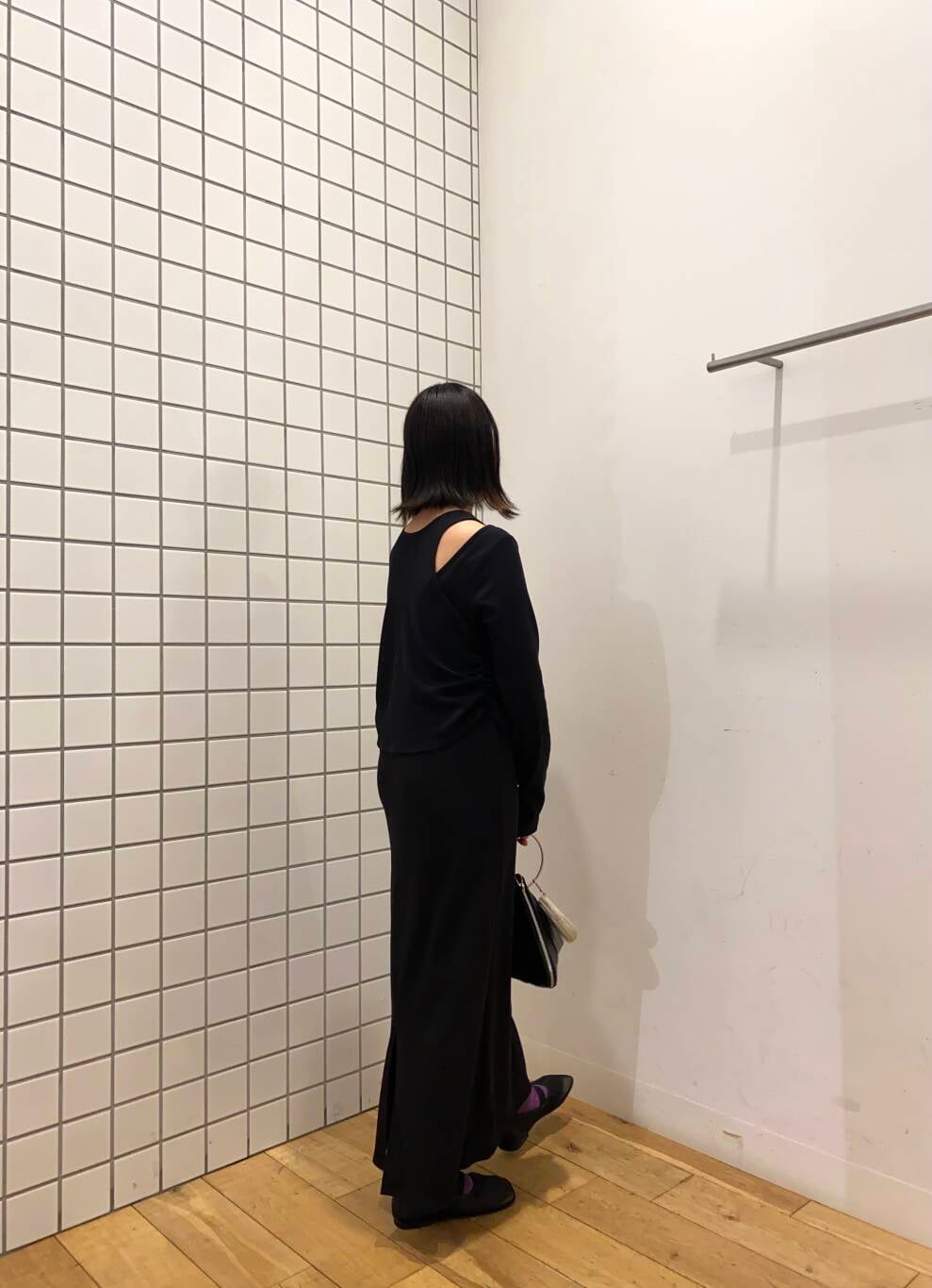 ブラック系のハンドバッグ、ブラック系のパンプス、ブラック系のワンピースを着用したレディースの春コーディネートの3枚目の写真