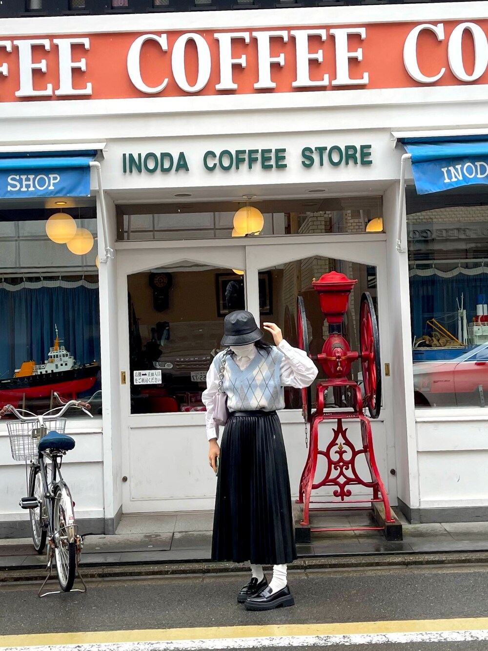 「秋のコーデ、スカート、レザー、レザースカート、レザーコーデ、ブルー×ブラック、低身長」｜「GUのアイテム（ローファー、ブラック系）」を使った、chamuuさん（レディース・153cm）の秋コーディネートの2枚目の写真