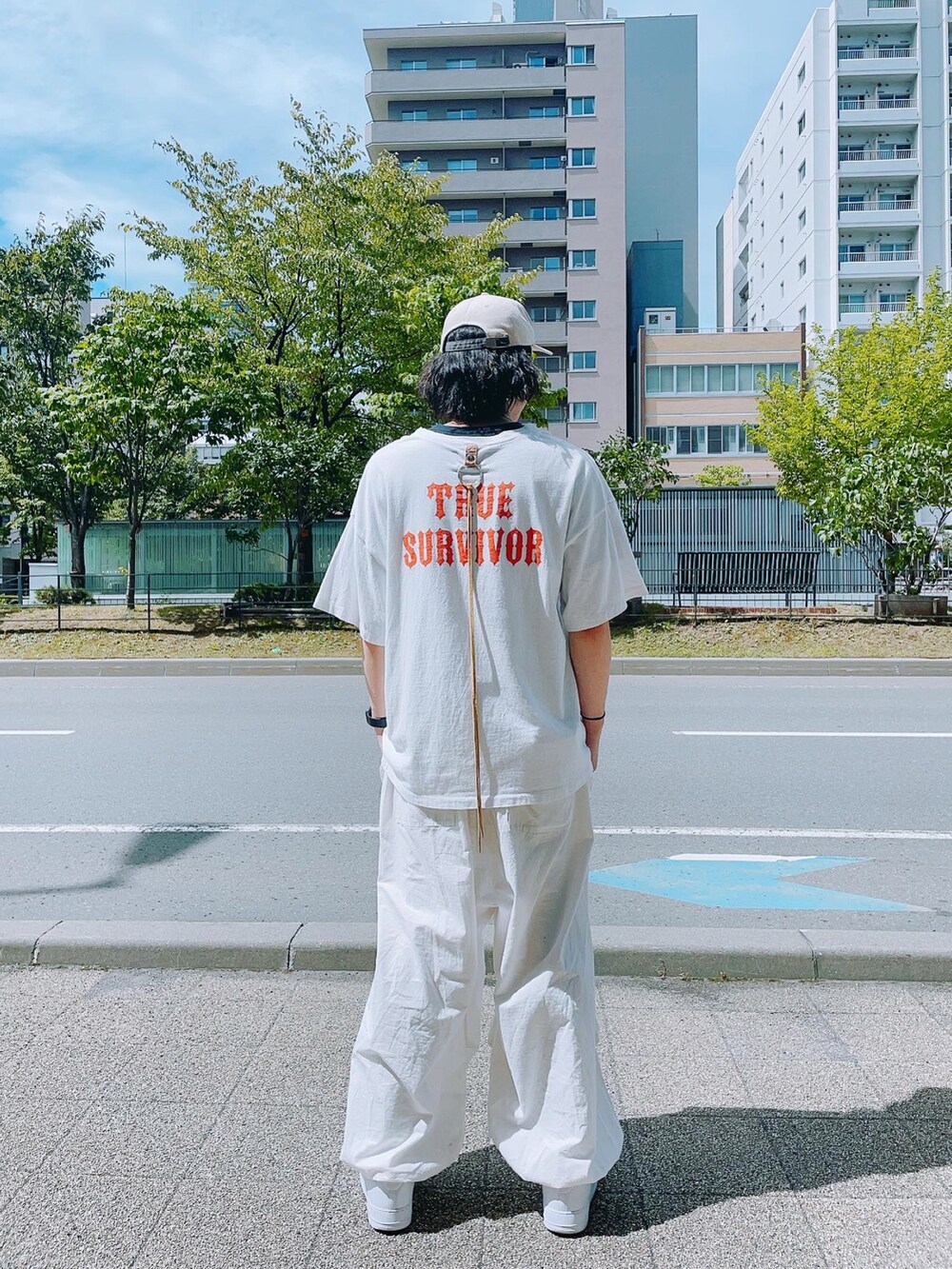 ホワイト系のTシャツ/カットソー、ホワイト系のカーゴパンツ、ホワイト系のスニーカーを着用したメンズの夏コーディネートの2枚目の写真