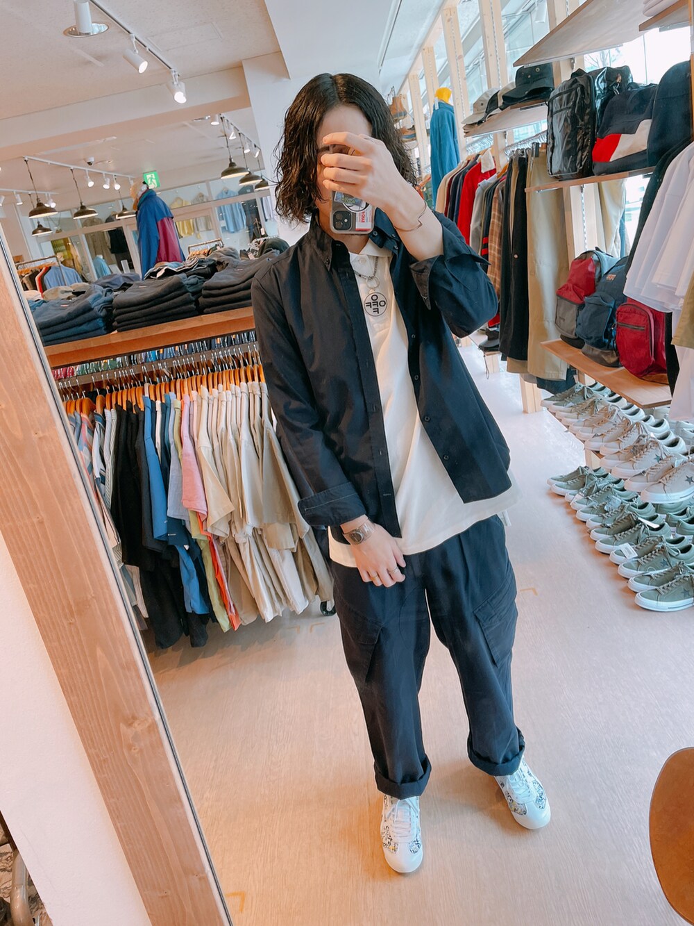 ホワイト系のポロシャツ、ブラック系のシャツ/ブラウス、その他のスニーカーを着用したメンズの春コーディネートの2枚目の写真