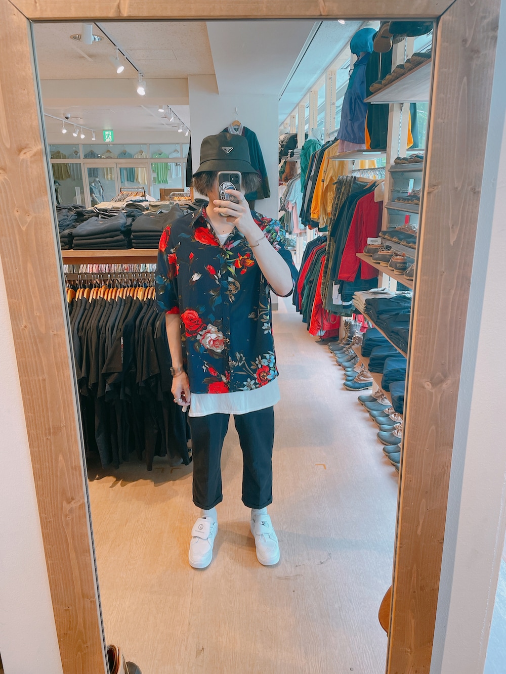 その他のシャツ/ブラウス、ブラック系のチノパンツ、ホワイト系のスニーカーを着用したメンズの夏コーディネートの2枚目の写真