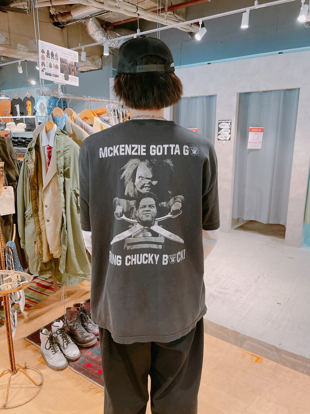 ブラック系のTシャツ/カットソー、ブラック系のデニムパンツ、ホワイト系のスニーカーを着用したメンズの春コーディネートの2枚目の写真