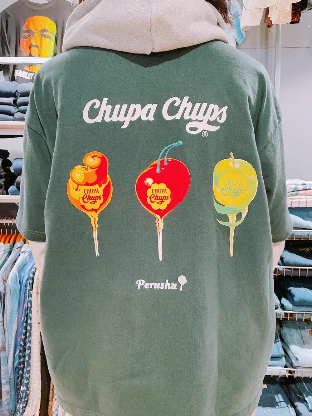 グリーン系のTシャツ/カットソー、ホワイト系のスニーカー、グレー系のパーカーを着用したメンズの春コーディネートの2枚目の写真