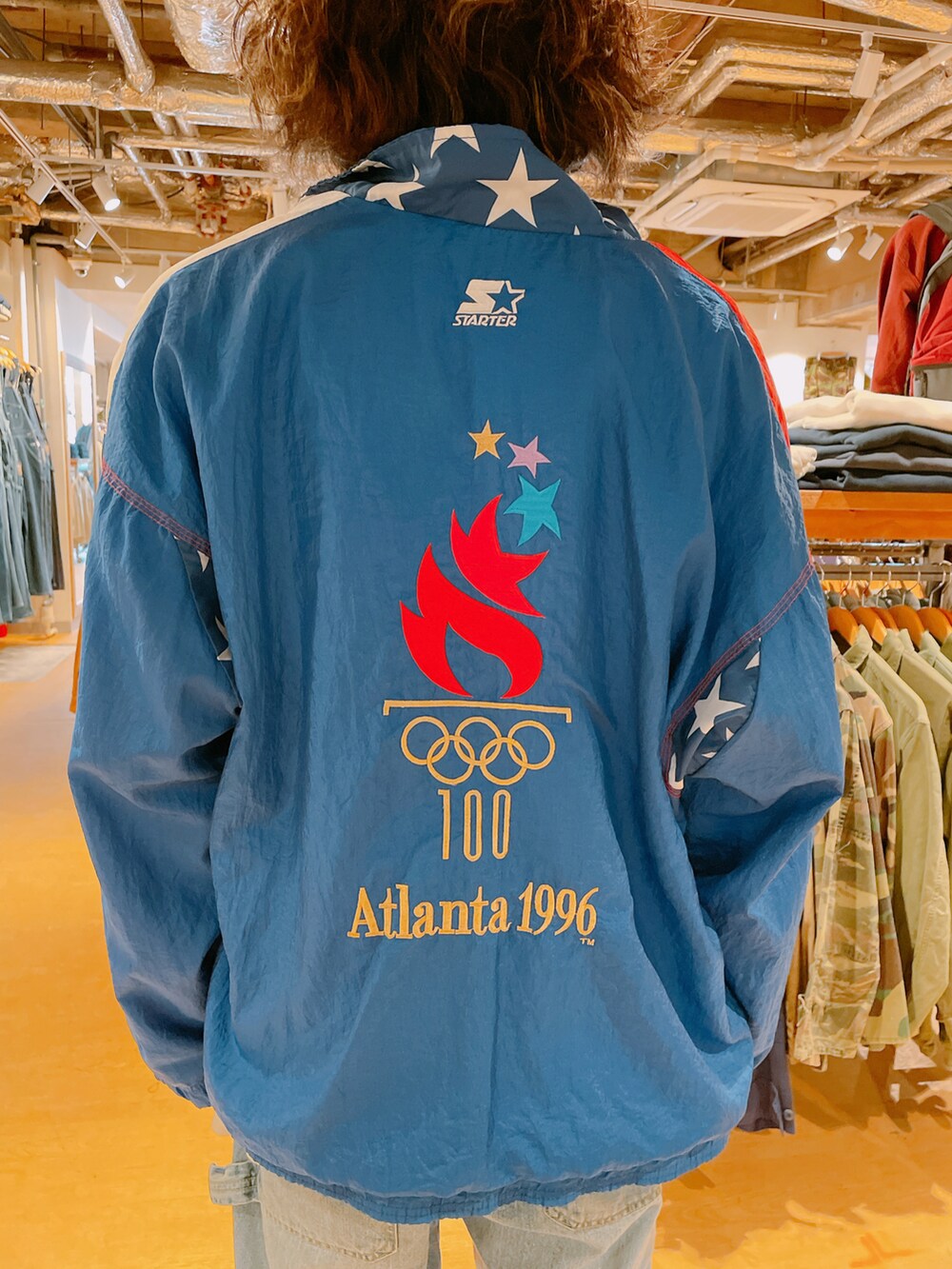 ブルー系のナイロンジャケット、ホワイト系のTシャツ/カットソー、ブルー系のデニムパンツを着用したメンズの春コーディネートの2枚目の写真